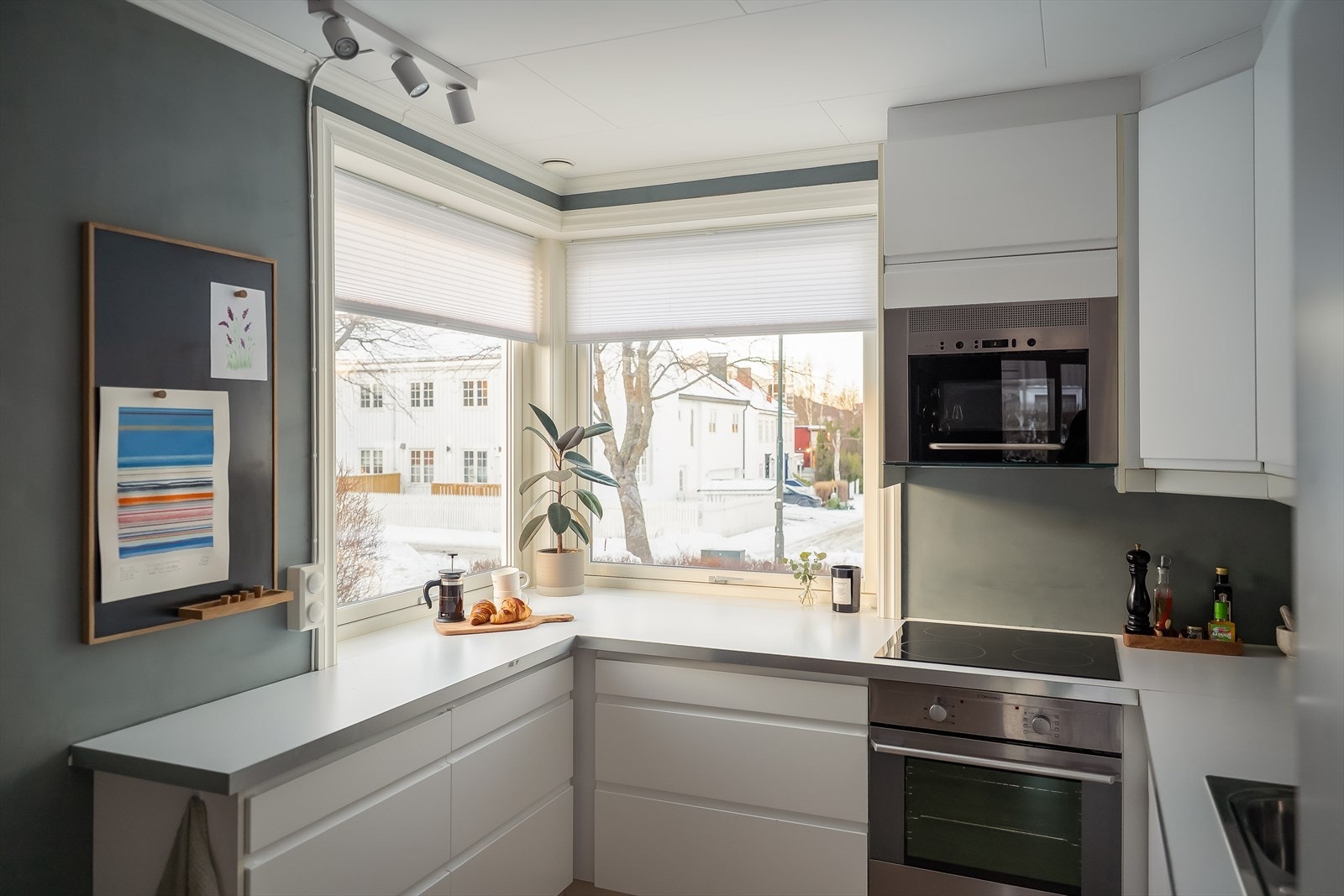 Kjøkkenet byr på rikelig med plass og store vindusflater, som er nye fra 2024. Dette gir et fint gjennomlys i boligen. Galleribilde