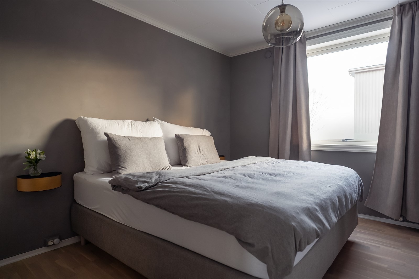 Boligens hovedsoverom er på hele 12m² og har god plass til ønsket sengestørrelse samt møblement. Legg merke til nye vinduer også her. Galleribilde