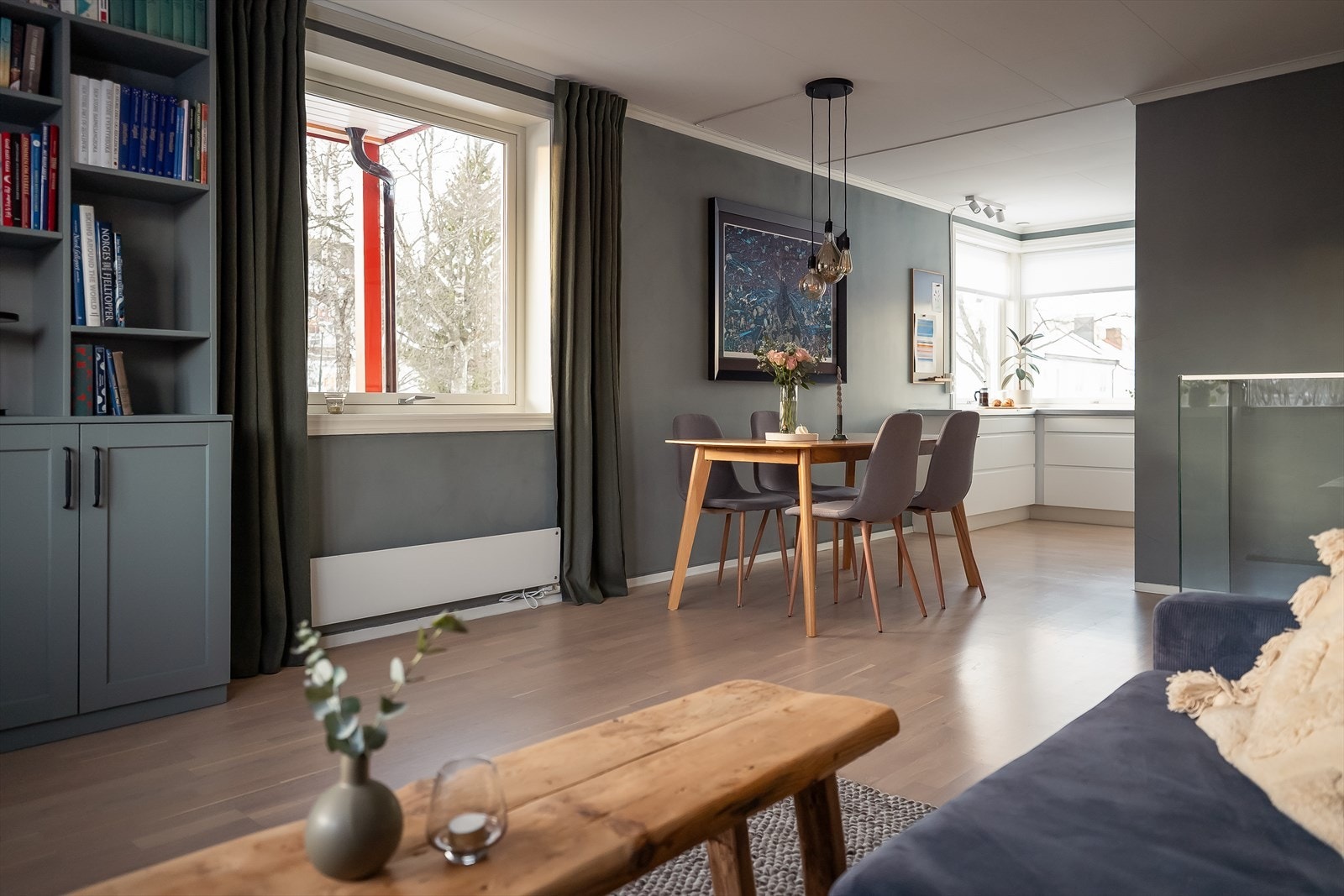 Her får du en åpen stue- og kjøkkenløsning på til sammen 27,9 m². Galleribilde