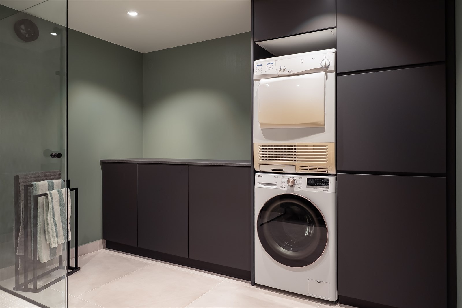 Det er særdeles god oppbevaringsplass i plassbygde skap, også med opplegg for vaskemaskin og tørketrommel. Galleribilde