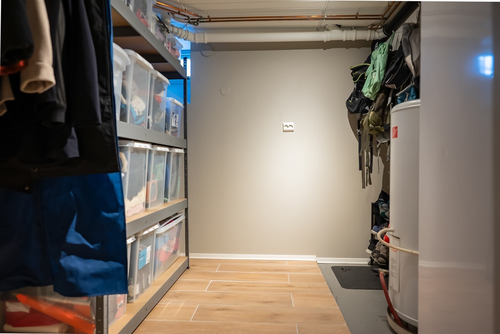 Kjellerboden er på 7,4 m², innredet med praktisk hyllereol og stor varmtvannsbereder. Galleribilde