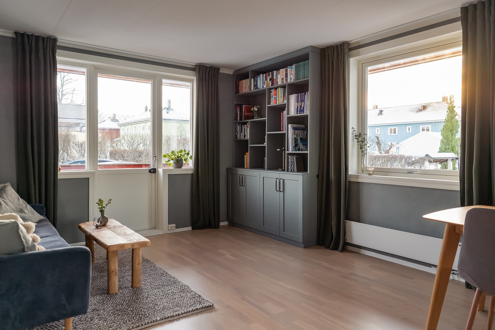 Fra stuen er det direkte adkomst til hjørneterrasse og felles hage. Galleribilde