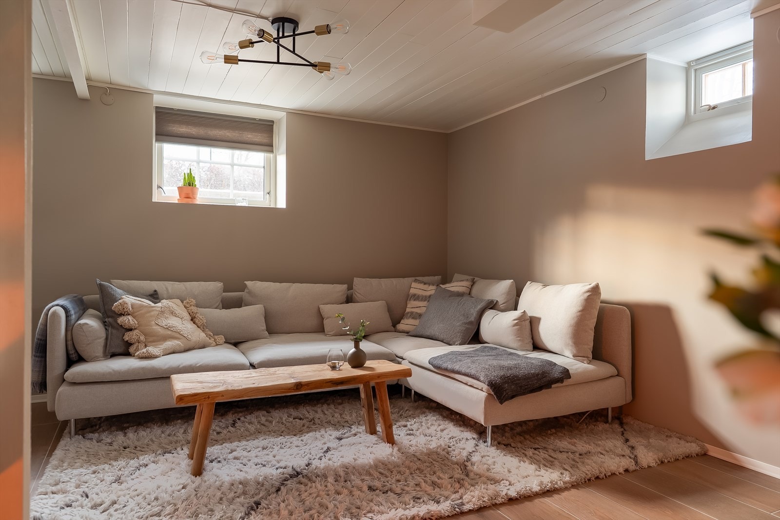 Kjellerstuen er på 23,1 m², perfekt for barna og sosiale sammenkomster, adskilt fra hovedstuen. Galleribilde