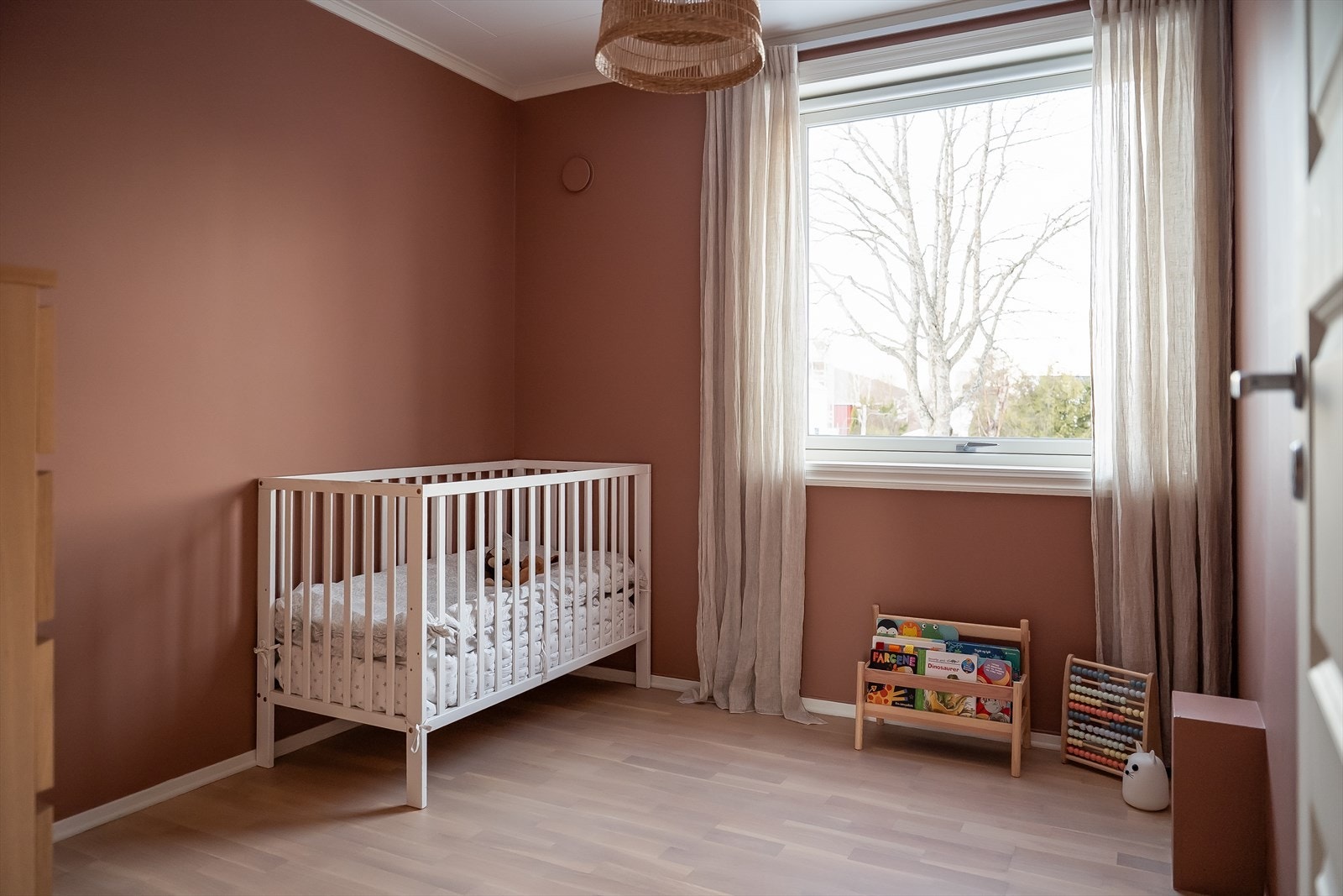 Rommet er på 7,4m² og egner seg godt som enten barnerom, gjesterom eller hjemmekontor. Galleribilde