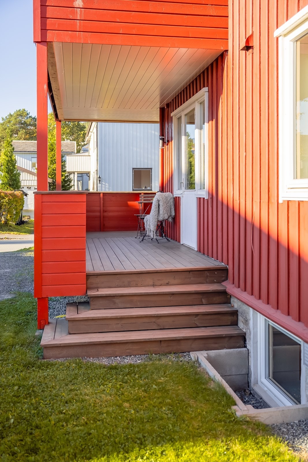 Det er etablert praktisk trapp ned til felles hage. Terrassen er for øvrig ny fra 2021, sammen med drenering og etterisolering. Galleribilde