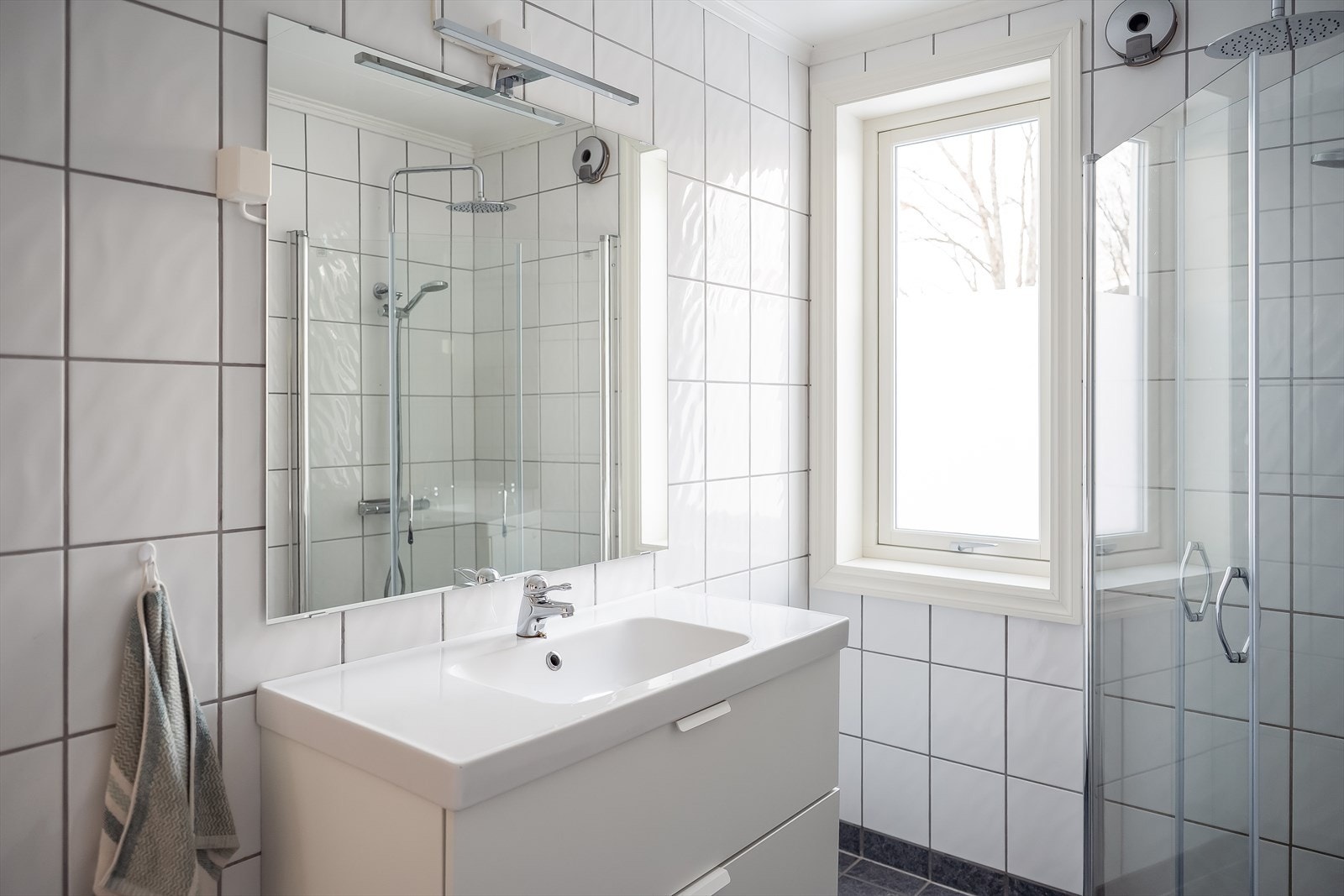 I første etasje har du i tillegg et lyst flislagt bad på 4,6 m². Galleribilde