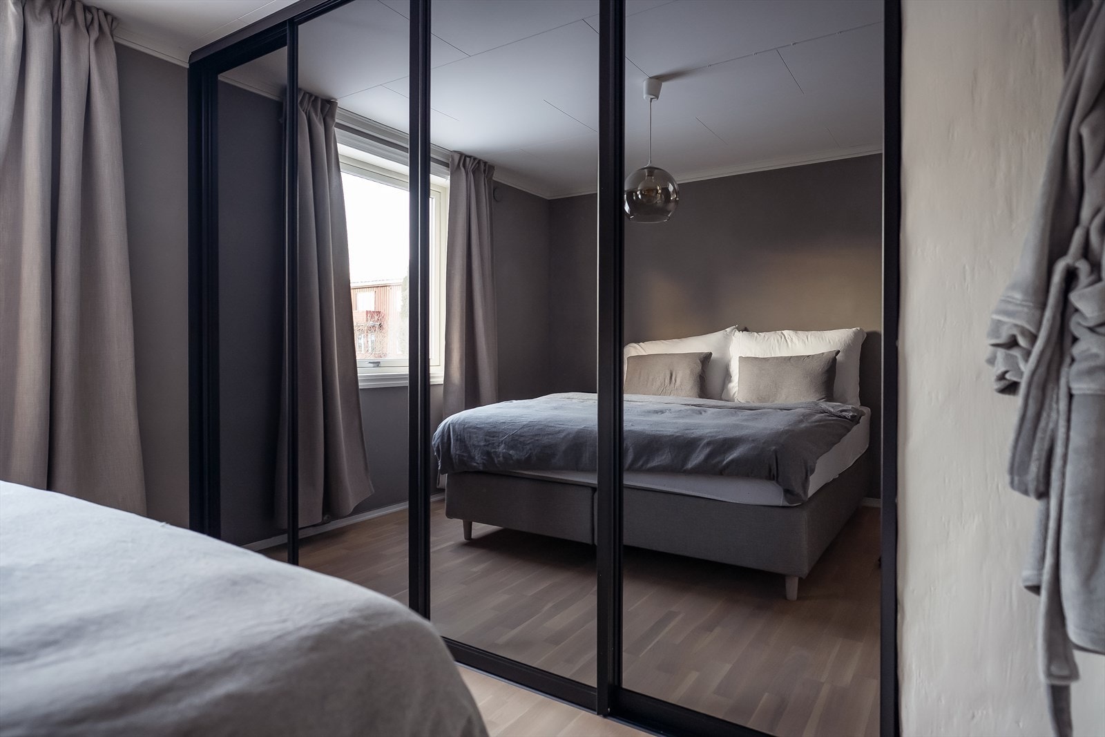 På soverommet er det etablert en stor skyvedørsgarderobe som gir rikelig med oppbevaringsplass. Galleribilde