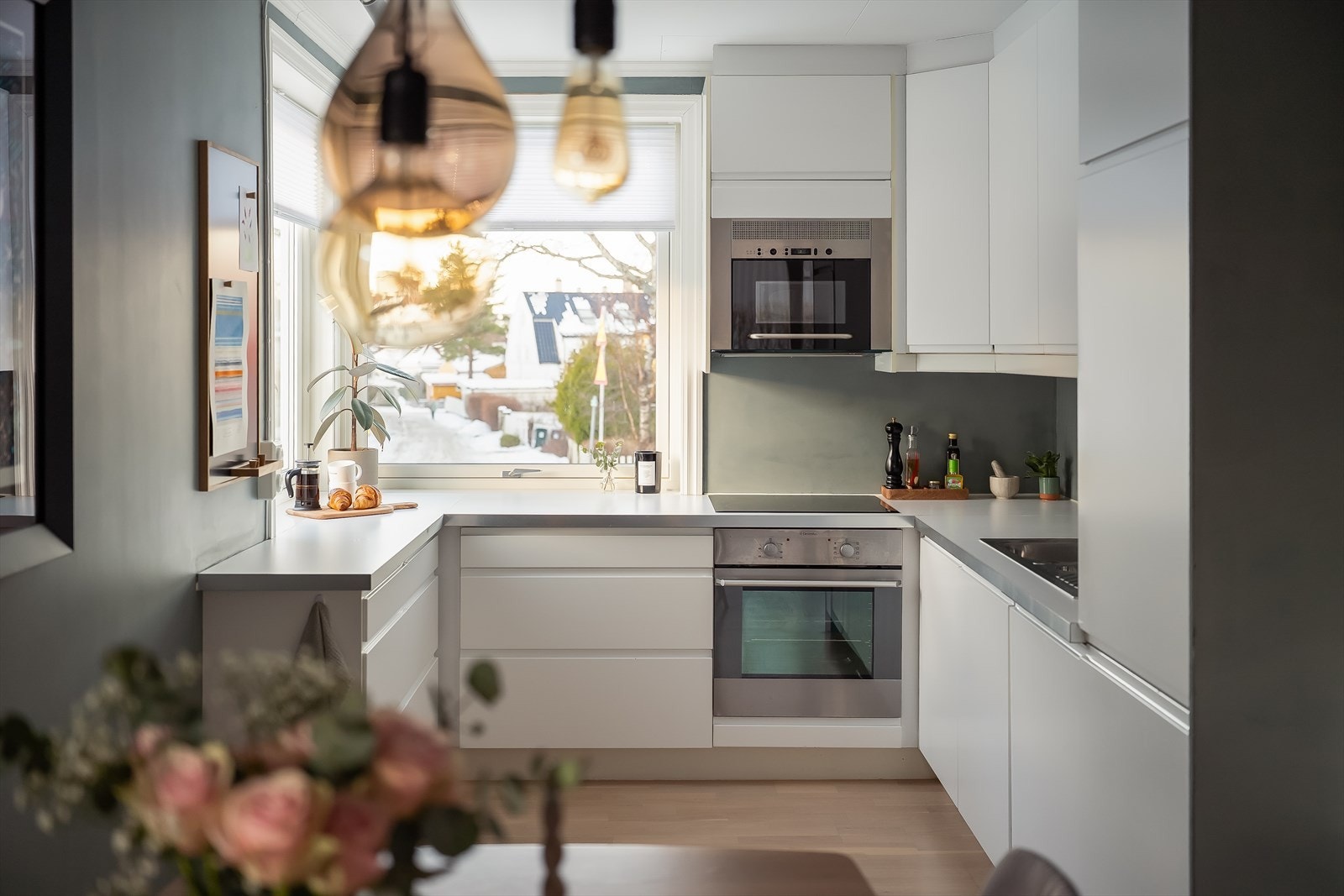 Her får du integrerte hvitevarer og godt med skap og benkeplass. Galleribilde