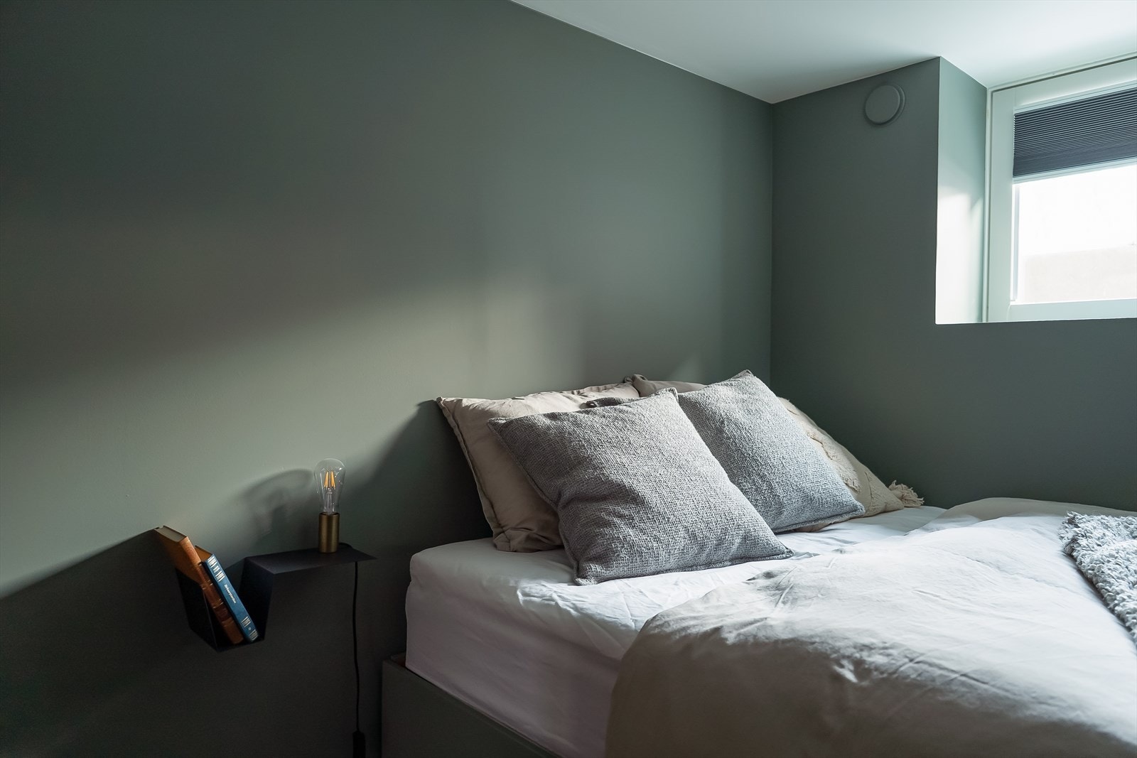 Rommets utforming gir plass til både dobbeltseng og nattbord. Galleribilde