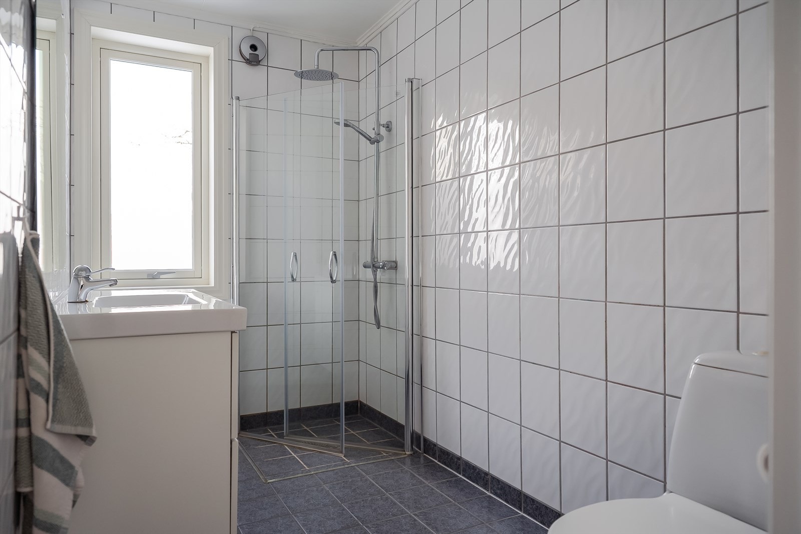 Rommet er innredet med egen dusj og toalett. Det er også varmekabler i gulv. Vindu gir koselig lysinnslipp som hever romfølelsen. Galleribilde