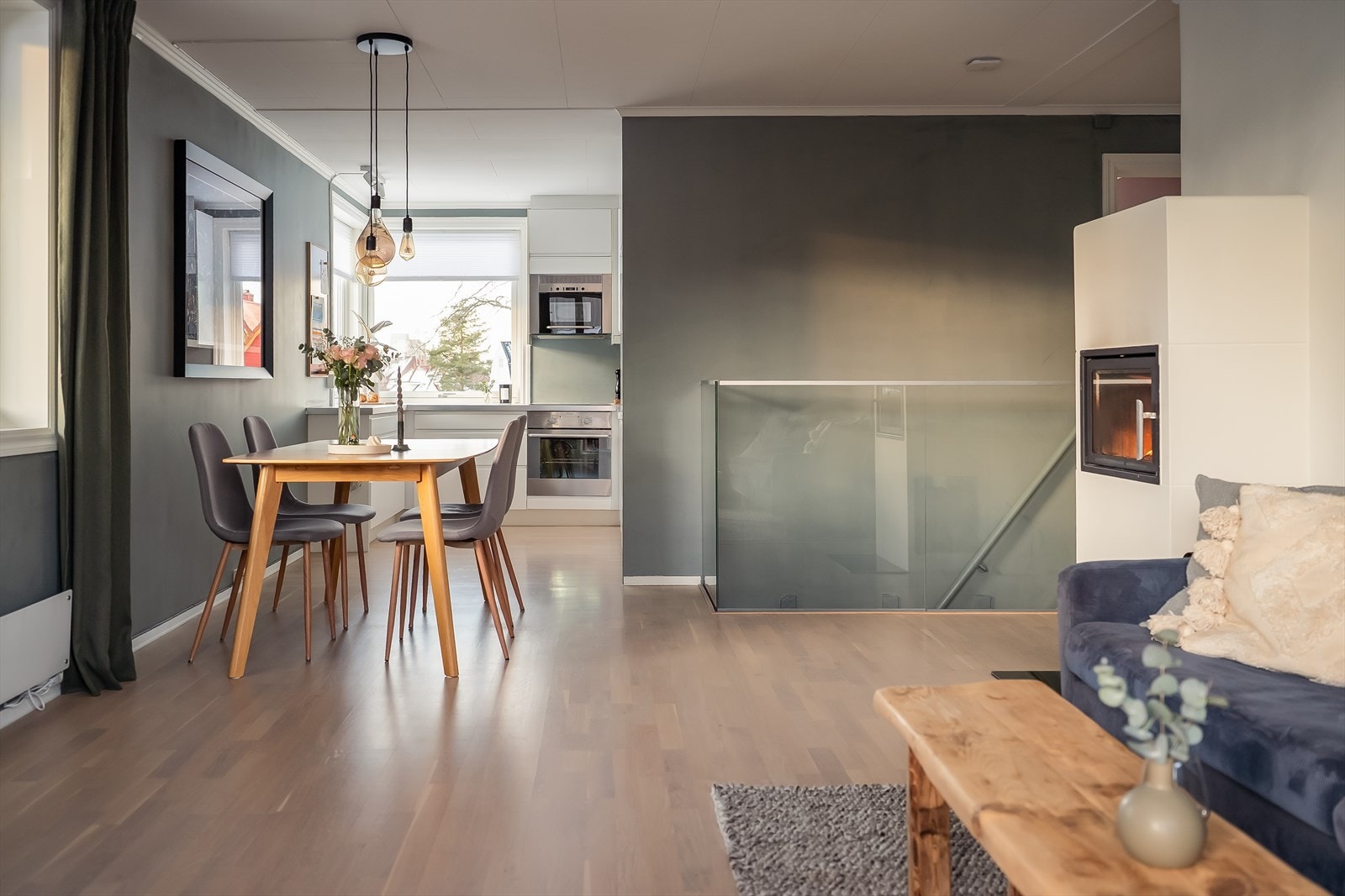 Leiligheten har blitt betydelig påkostet både inn- og utvendig de siste årene hvor bla. kjellerstue, bad i kjeller og overflater er oppgradert. Bygget er også vesentlig oppgradert. (se salgsoppgaven) Galleribilde