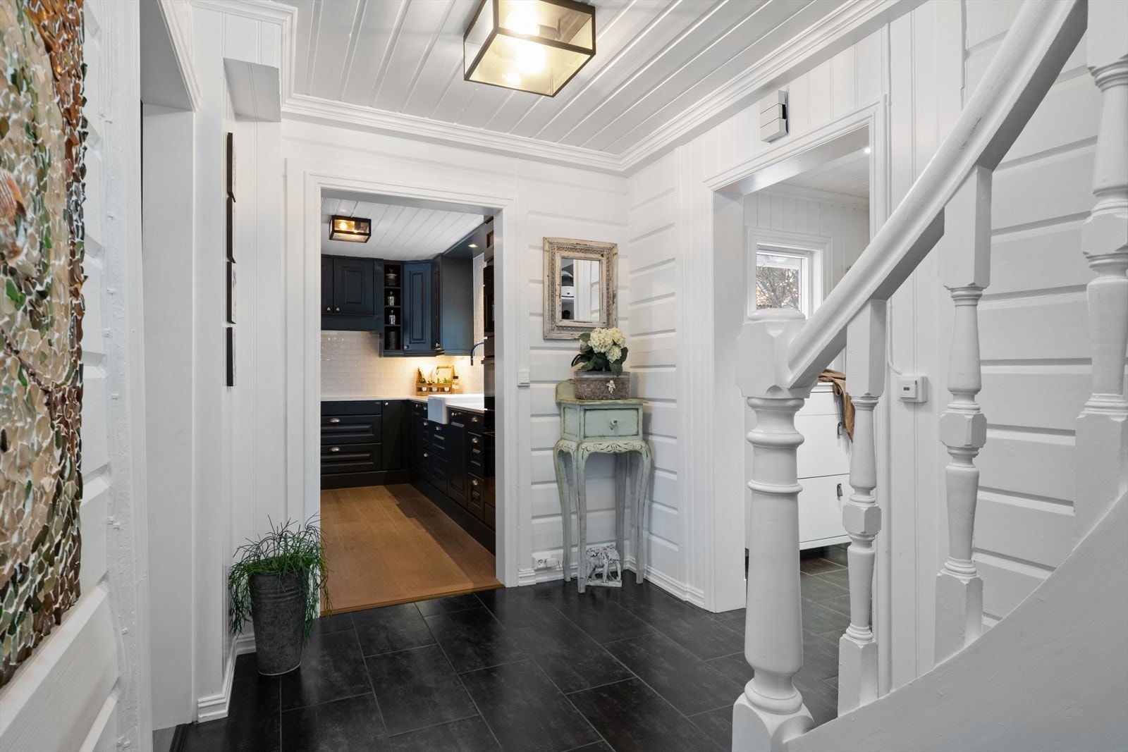 Direkte forbindelse til kjøkkenet fra entréen. Galleribilde