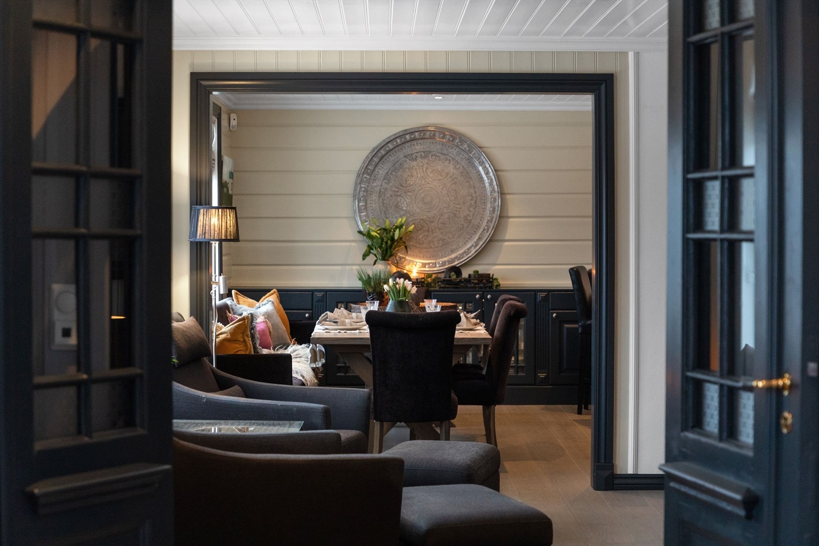 Åpen løsning gir en romslig følelse og enkel flyt mellom rommene. Galleribilde