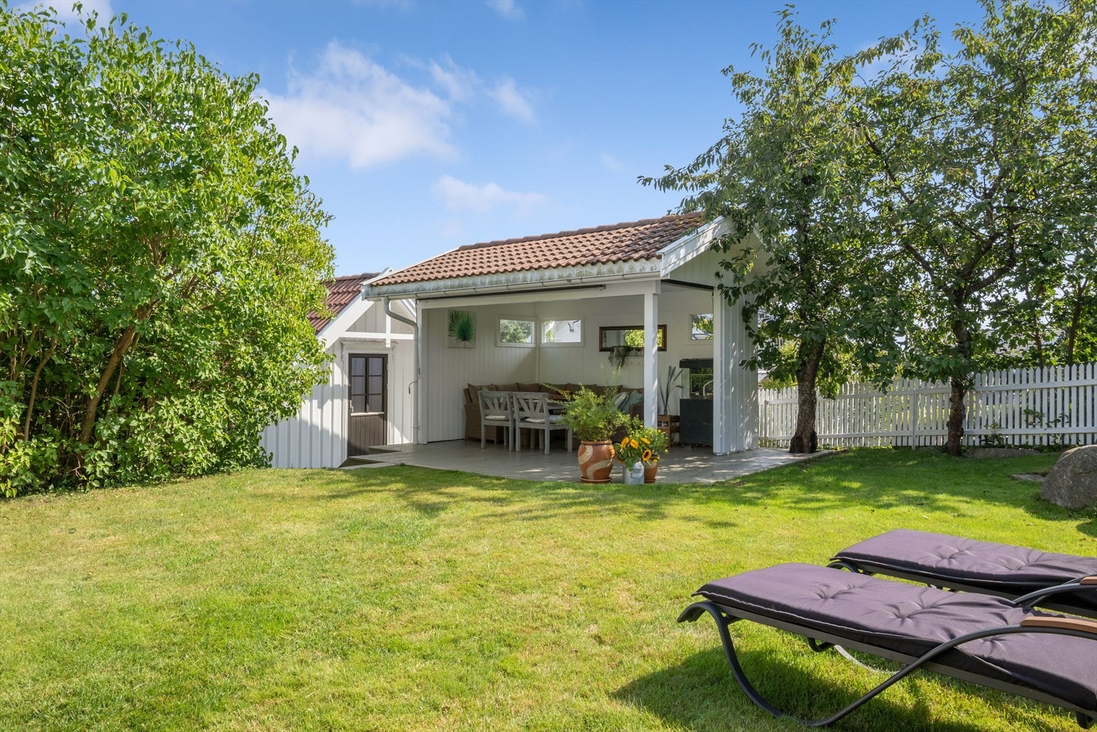 Skjermet og overbygget uteplass. Galleribilde