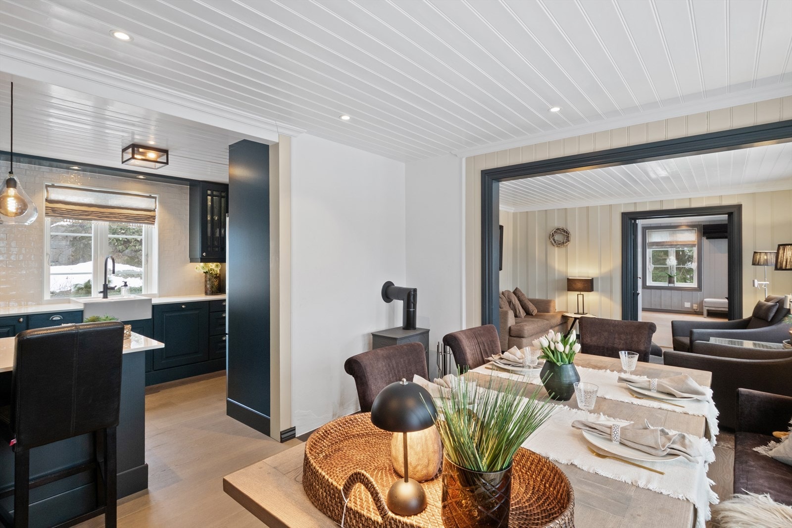 Hyggelig spisestue i tilknytning til kjøkkenet med kamin. Galleribilde