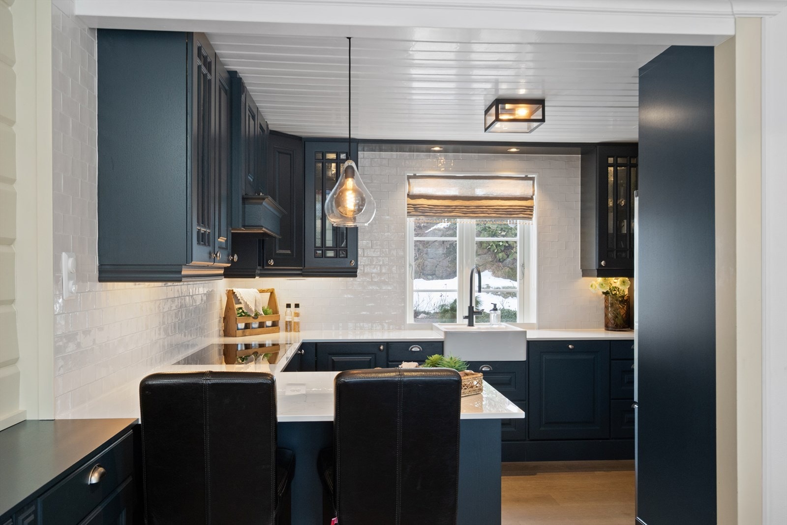 Kjøkkenet har en praktisk barløsning med sitteplasser. Galleribilde