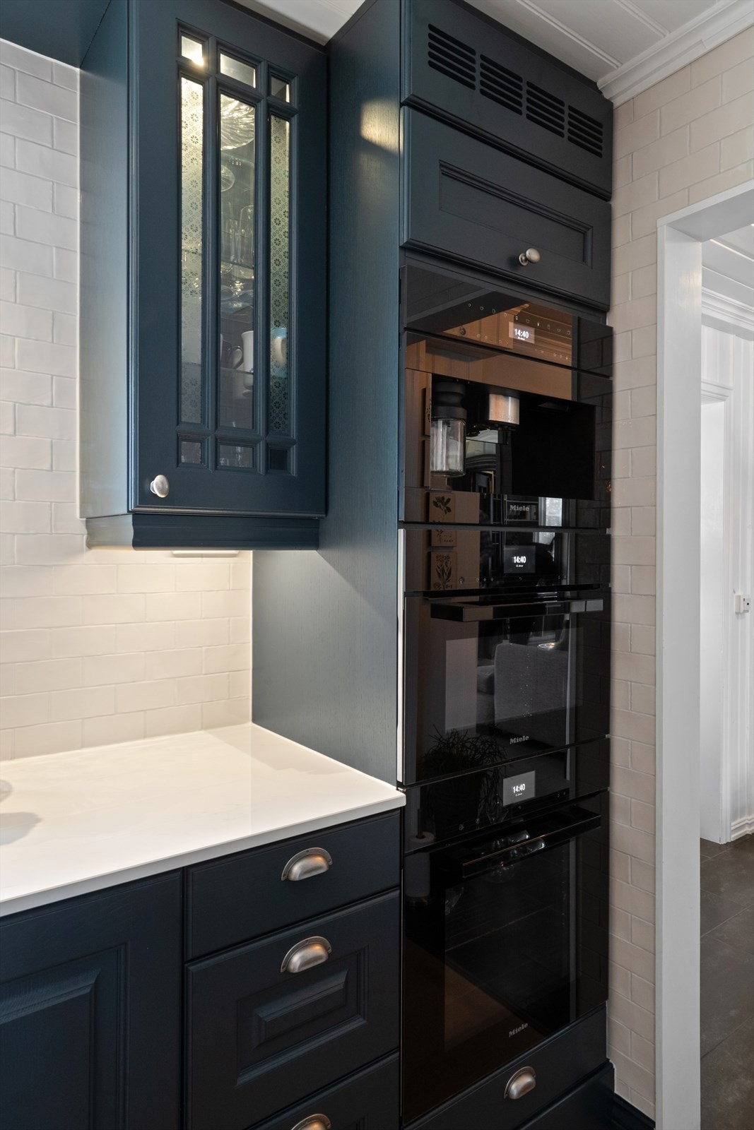 Kjøkkenet er utstyrt med integrerte Miele-hvitevarer, herunder stekeovn, mikrobølgeovn, kaffemaskin, platetopp og oppvaskmaskin, samt amerikansk side by side kjøleskap/fryser fra Samsung. Galleribilde