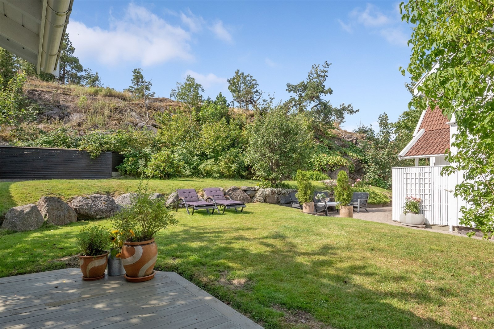 Tomten fremstår som en idyllisk ramme rundt boligen. Galleribilde