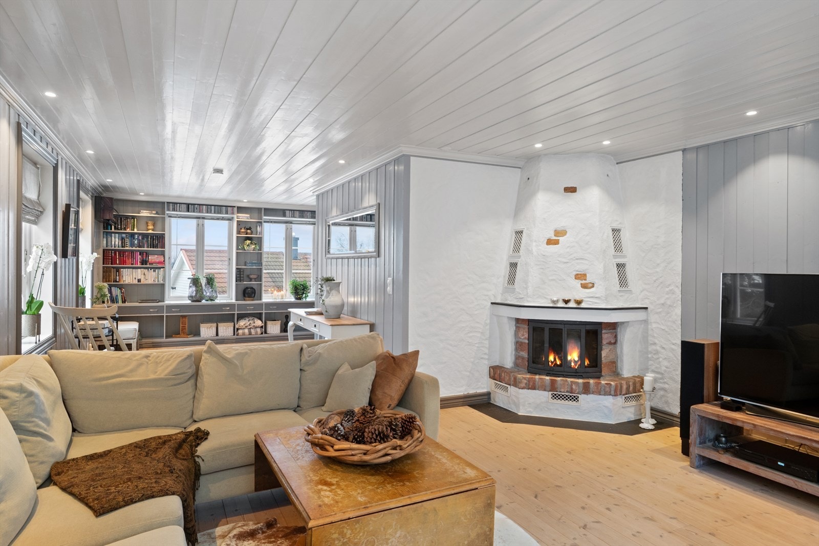 Peis med mursteinselementer gir karakter til rommet. Galleribilde