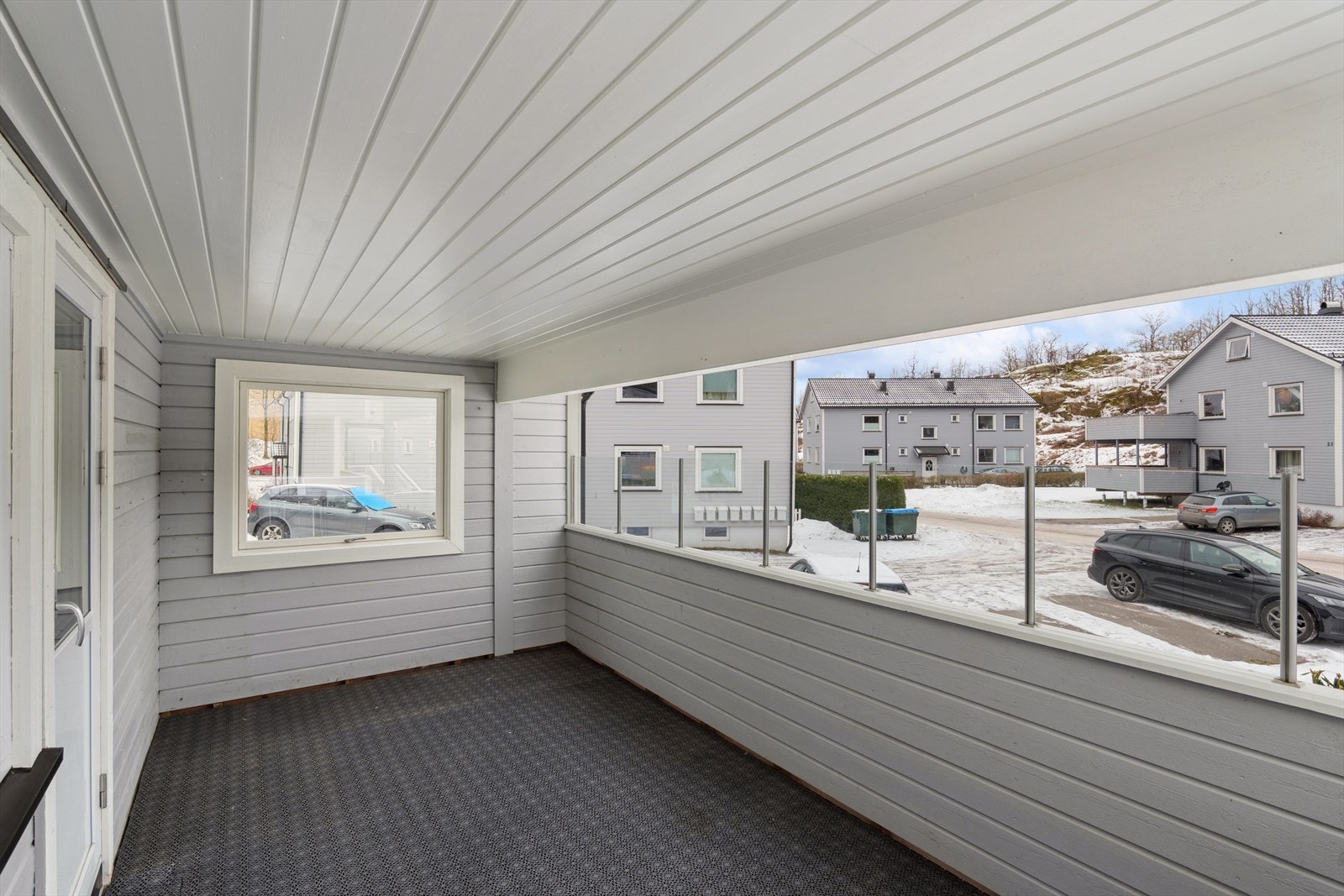 Verandaen er på ca 13 kvm og rommer enkelt store utemøbler. Galleribilde