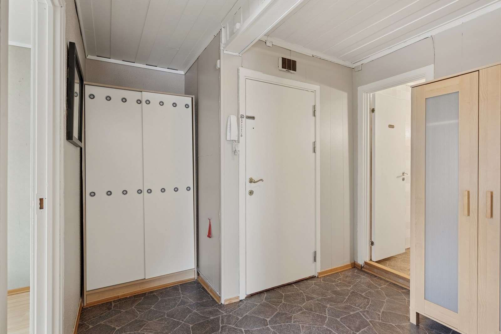 Entrè med god garderobeplass og porttelefon. Galleribilde