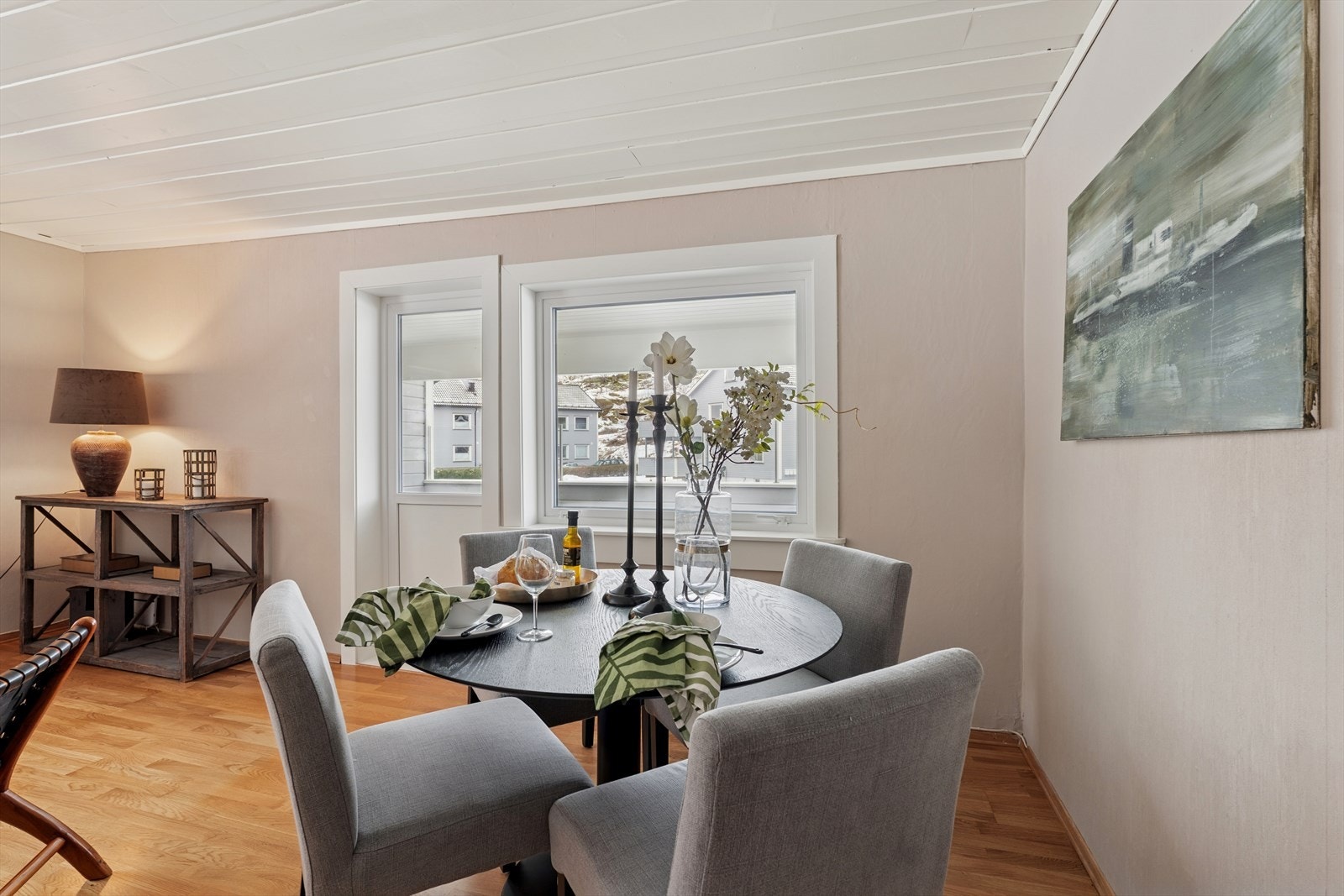 Stua er enkel å møblere med både spisestue og sofagruppe. Galleribilde