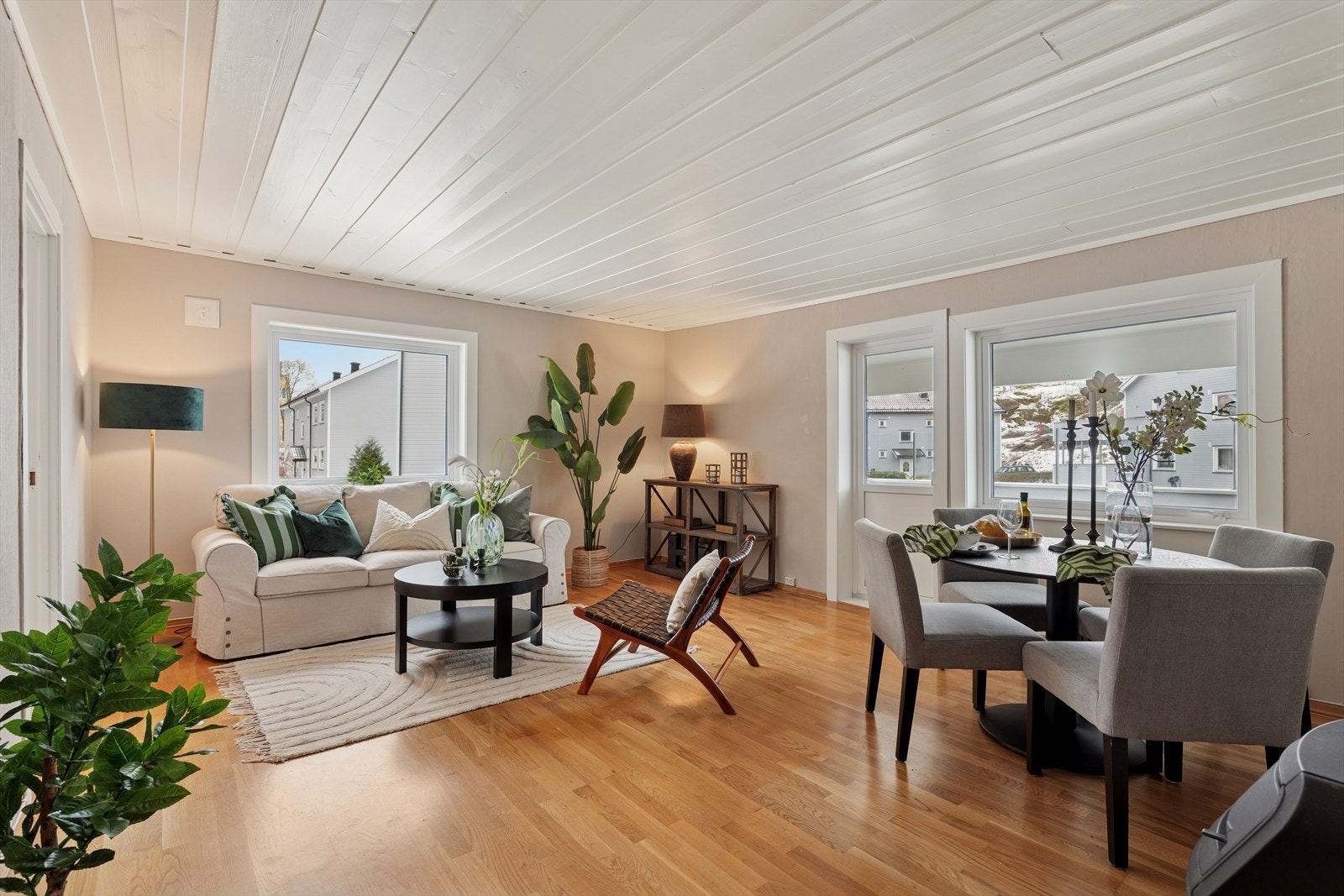 Velkommen til Wistings vei 28 - en lun og romslig leilighet i 1. etg av firemannsbolig. Galleribilde