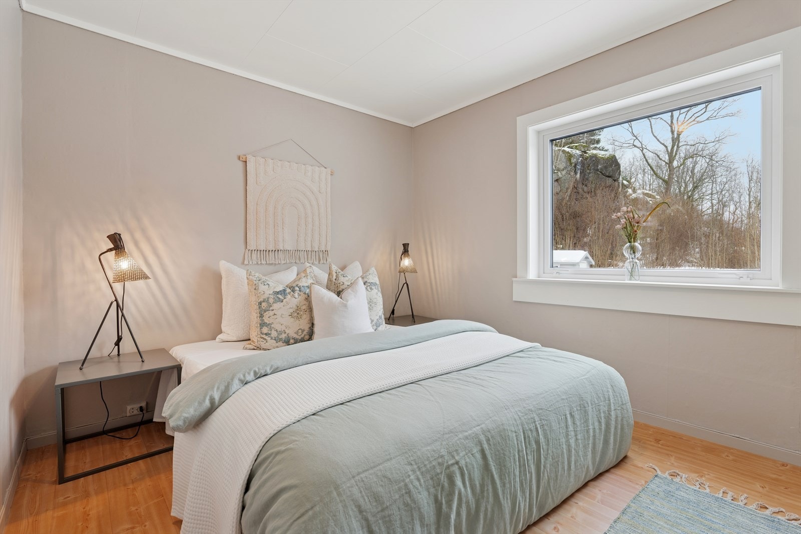 Stort hovedsoverom med god plass til dobbeltseng og andre soveromsmøbler. Galleribilde