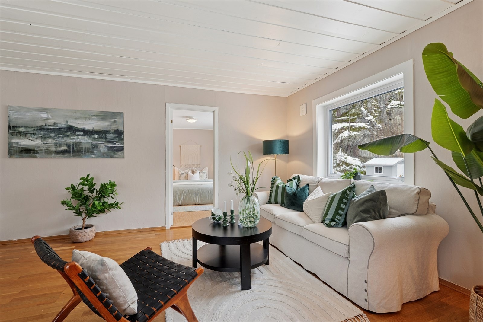 Stua har store vindusflater og fine lysforhold. Galleribilde