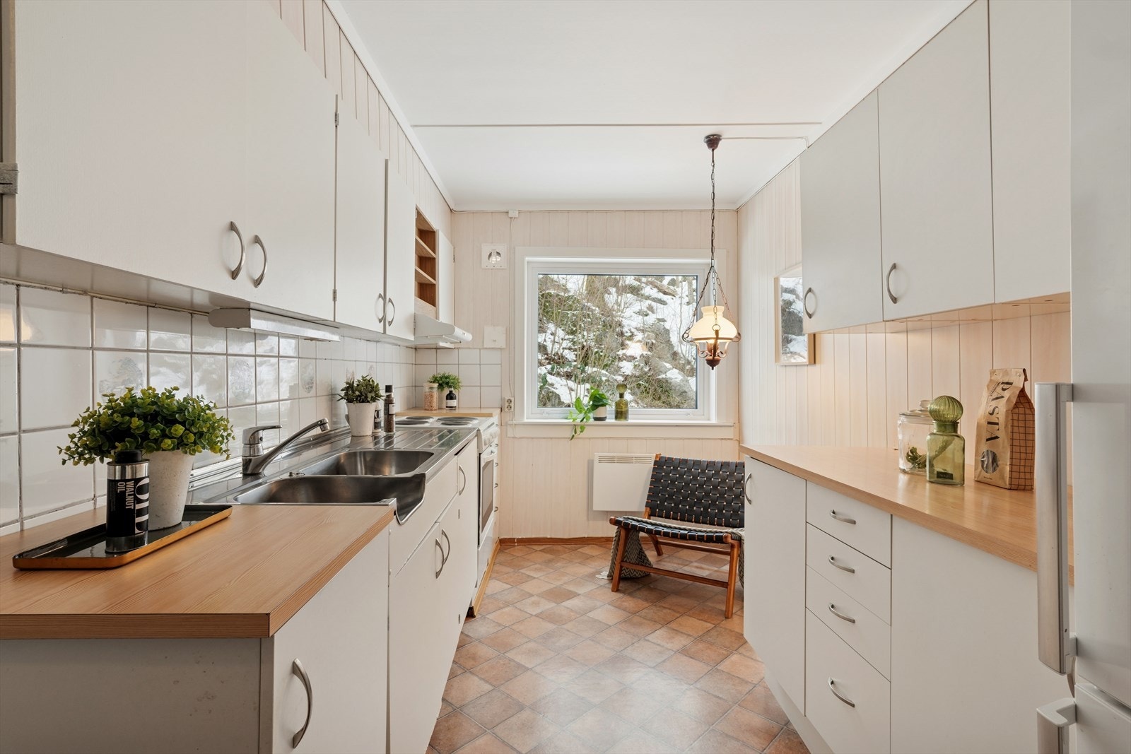 Separat kjøkken med mulighet for spiseplass ved vinduet. Galleribilde