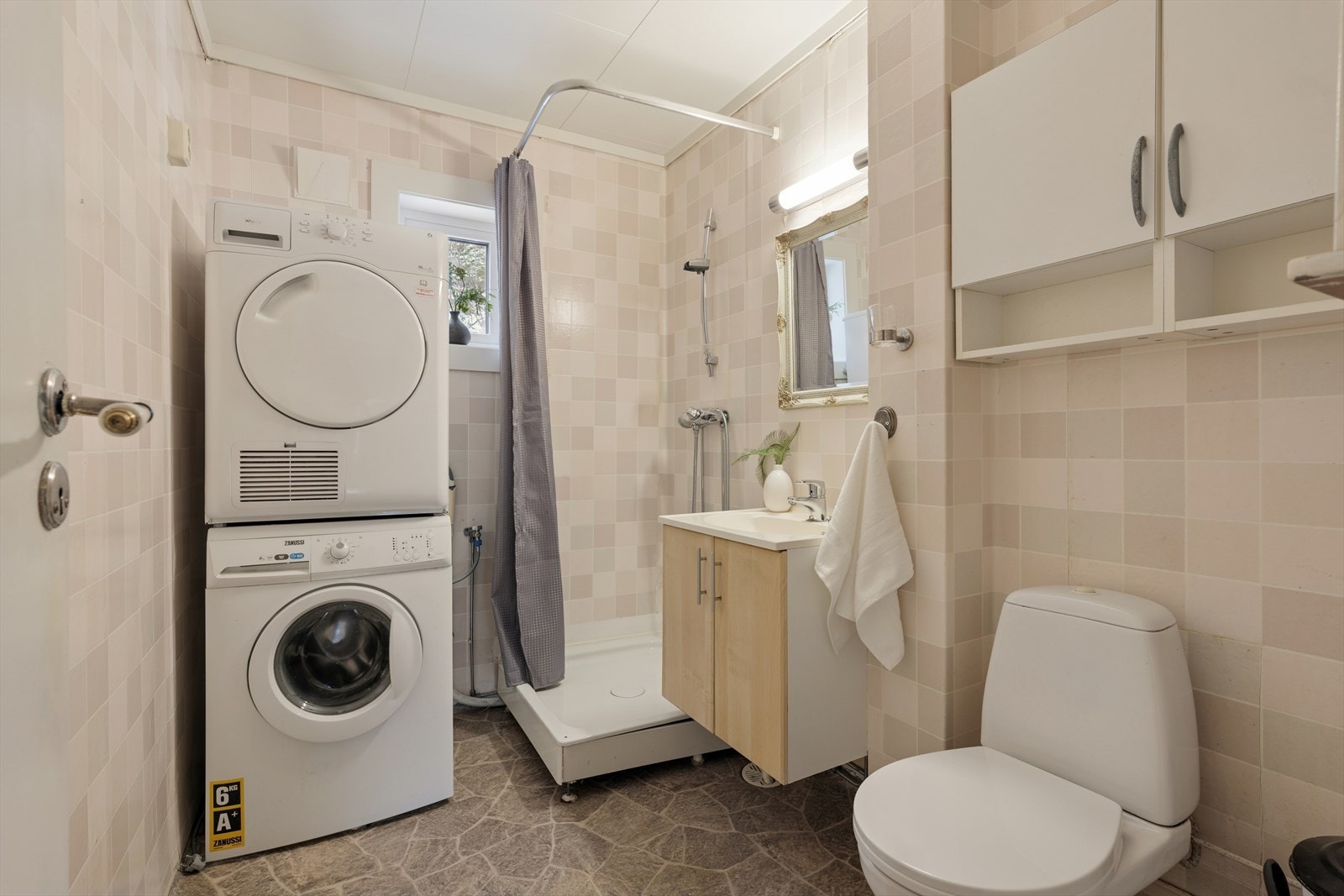 Funksjonelt bad med opplegg til vaskemaskin og plass til tørketrommel. Galleribilde