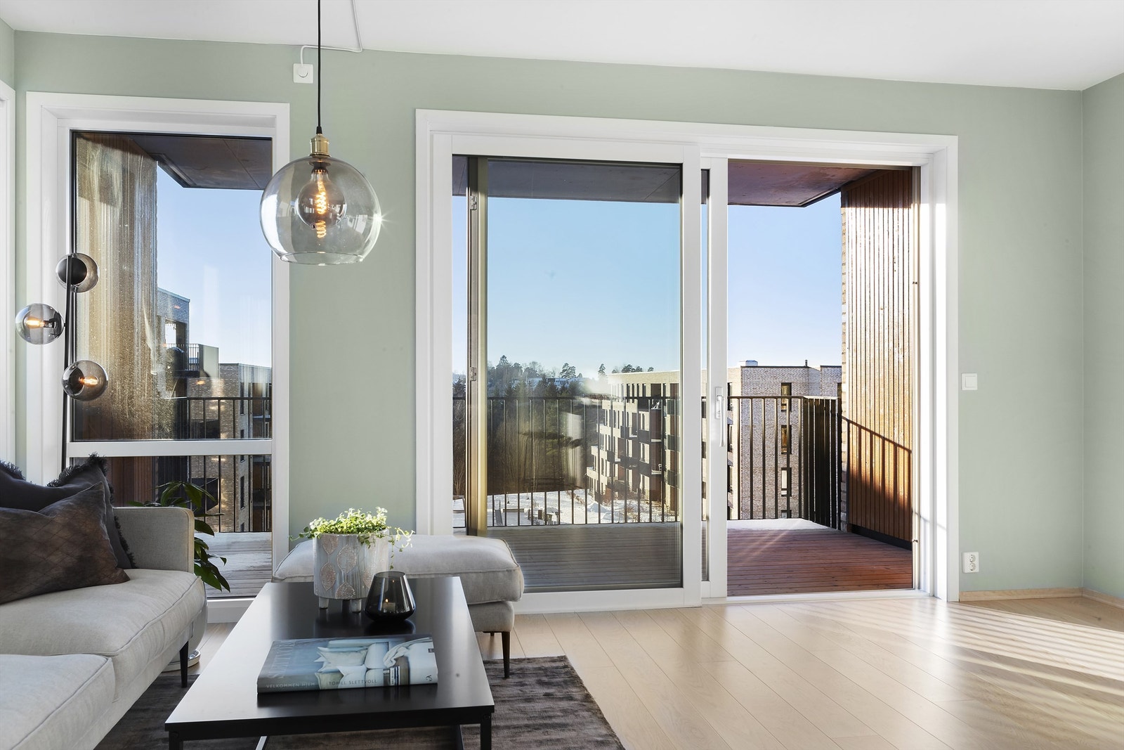 Fra stuen er det adkomst til veranda med fin utsikt. Galleribilde