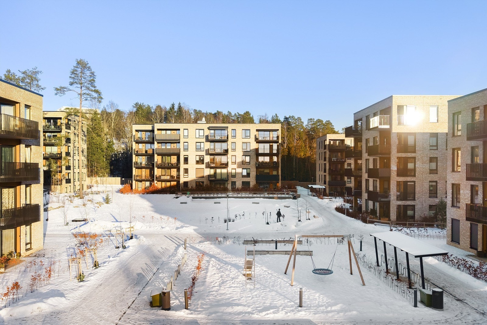 Fellesområdet er pent opparbeidet med internveier, gressplen, lekeplass og diverse beplantning. Galleribilde