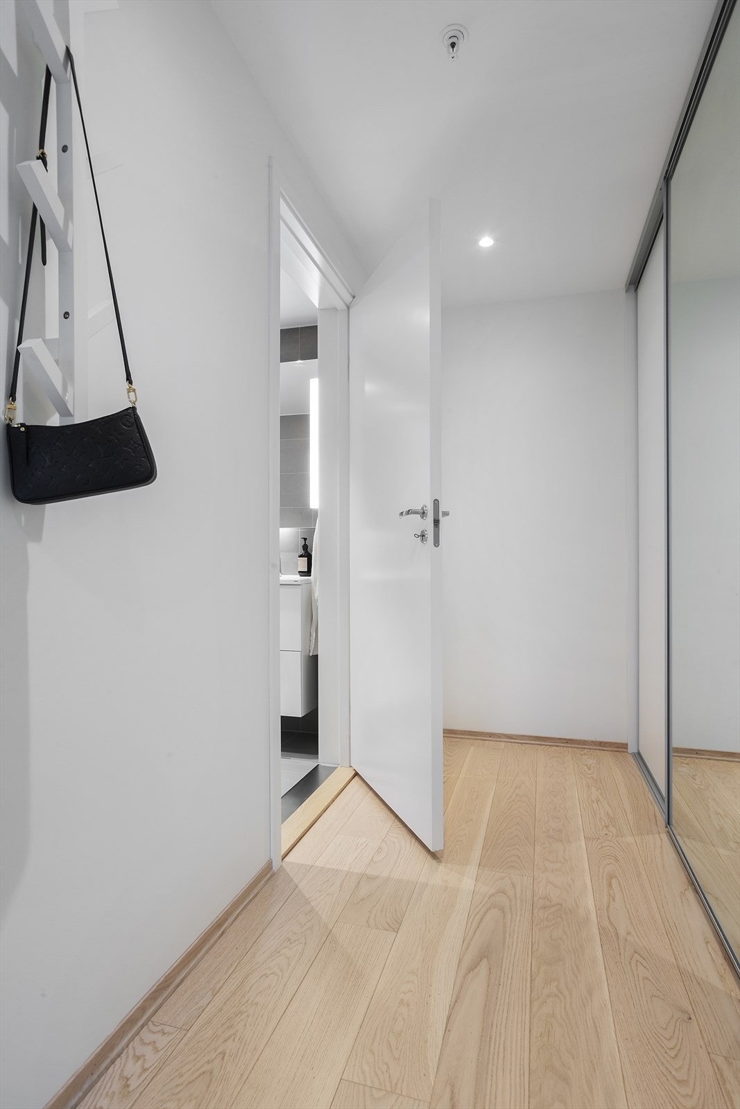 I forbindelse med entréen er det en stor skyvedørgarderobe. Galleribilde