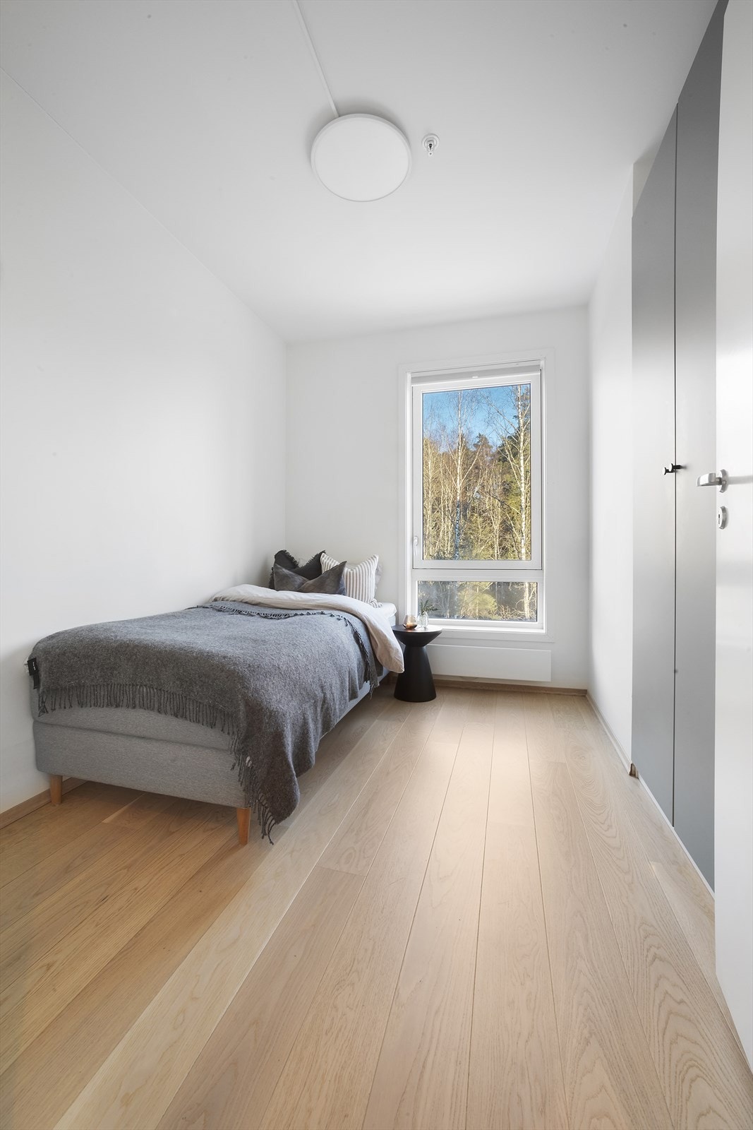 Soverom nr. to innredet med seng og garderobeskap. Galleribilde