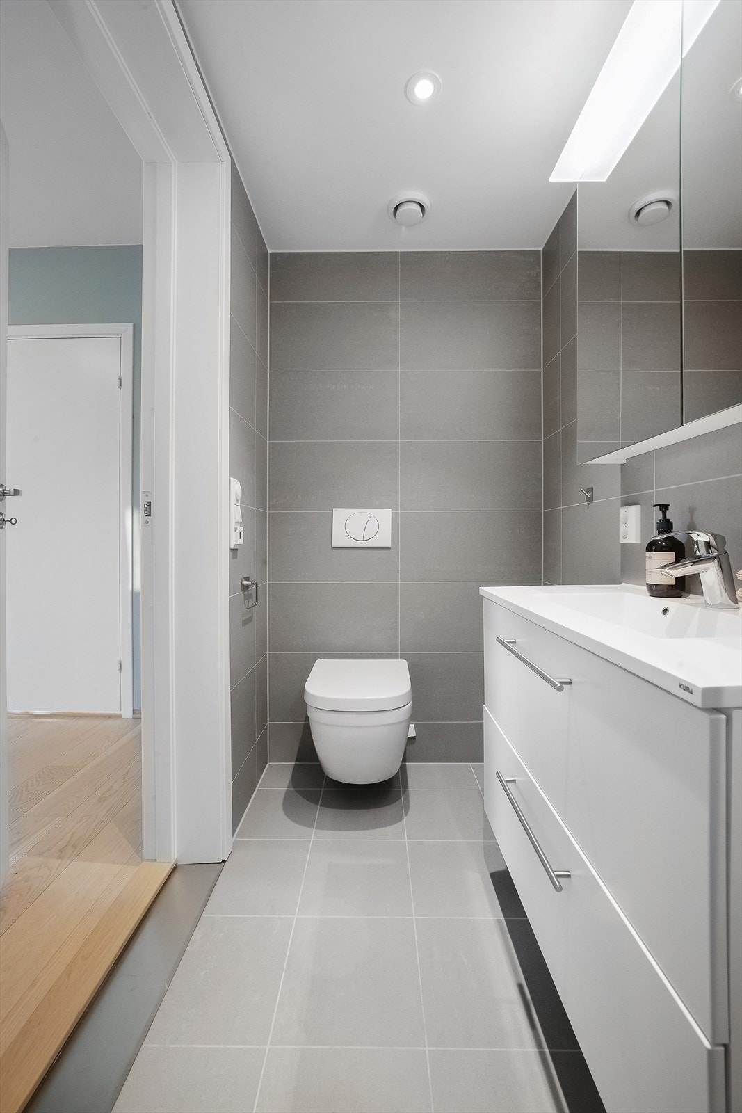 Badet med tilknytning til hovedsoverom har flislagte flater og varme i gulvet. Galleribilde