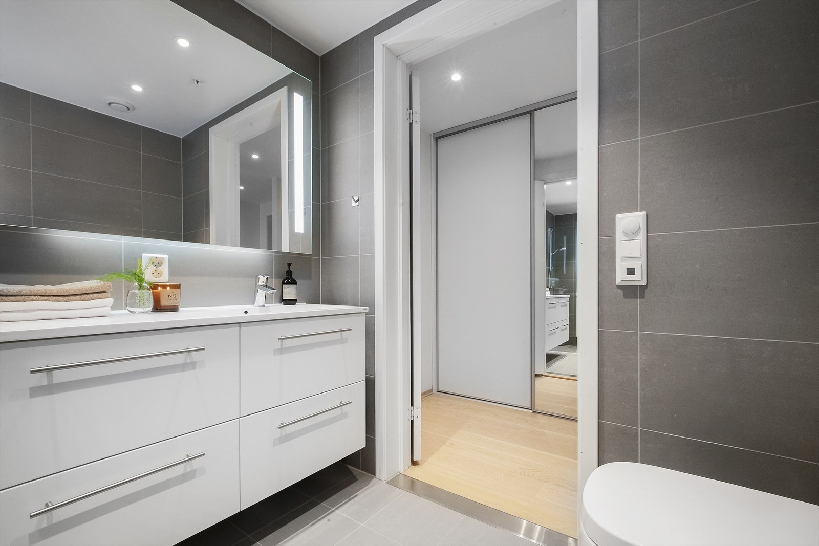 Hovedbadet har adkomst fra entréen. Galleribilde