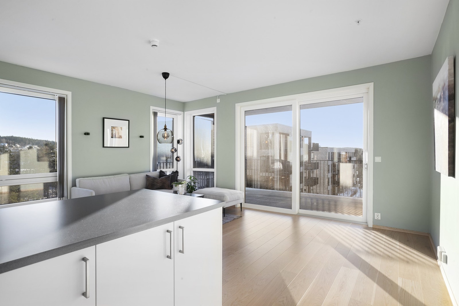 Store vindusflater i stuen sørger for en lys og luftig romfølelse. Galleribilde