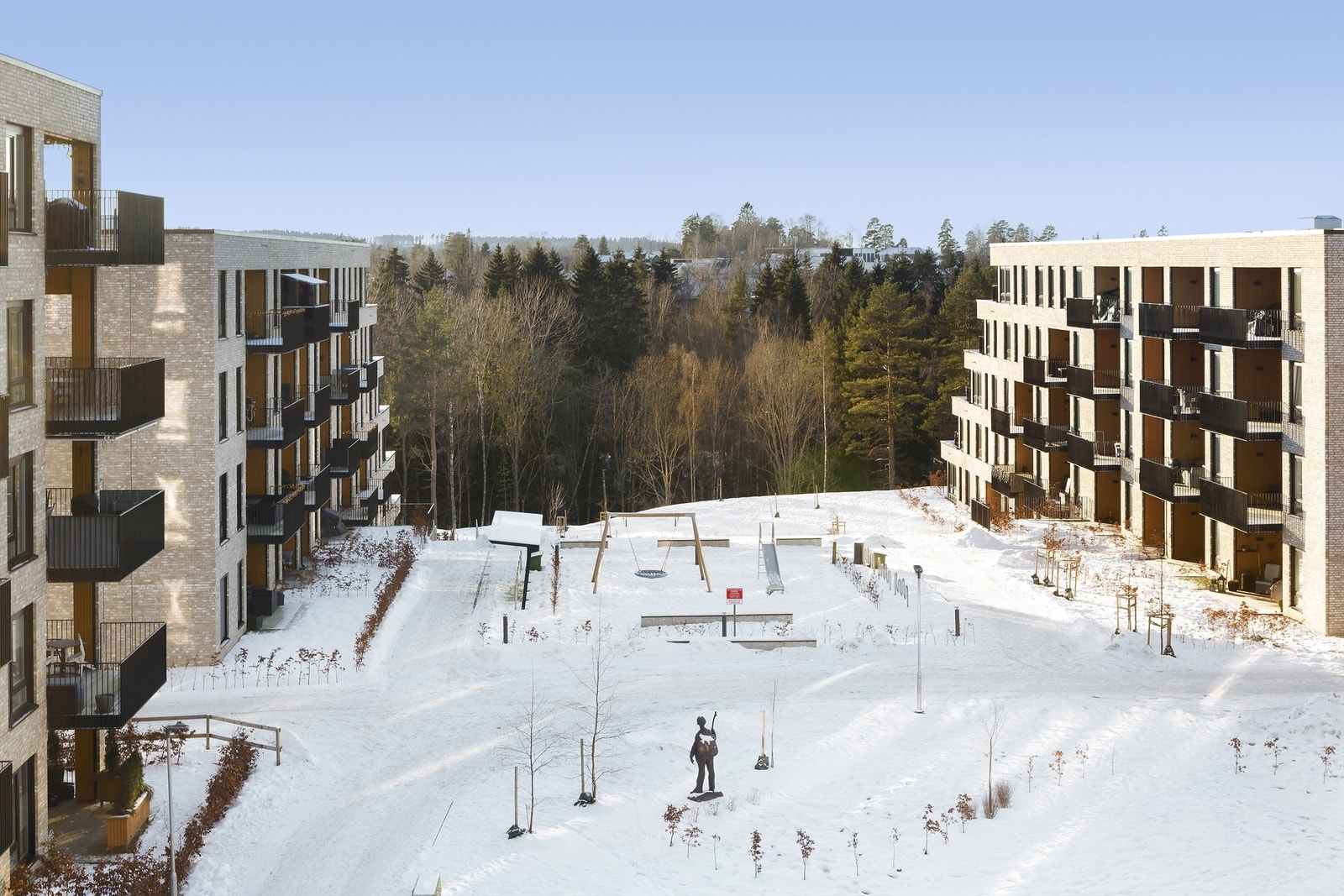 Det er kort avstand til skogstier, blant annet tursti rundt Fosstjern og Tussetjern. Galleribilde