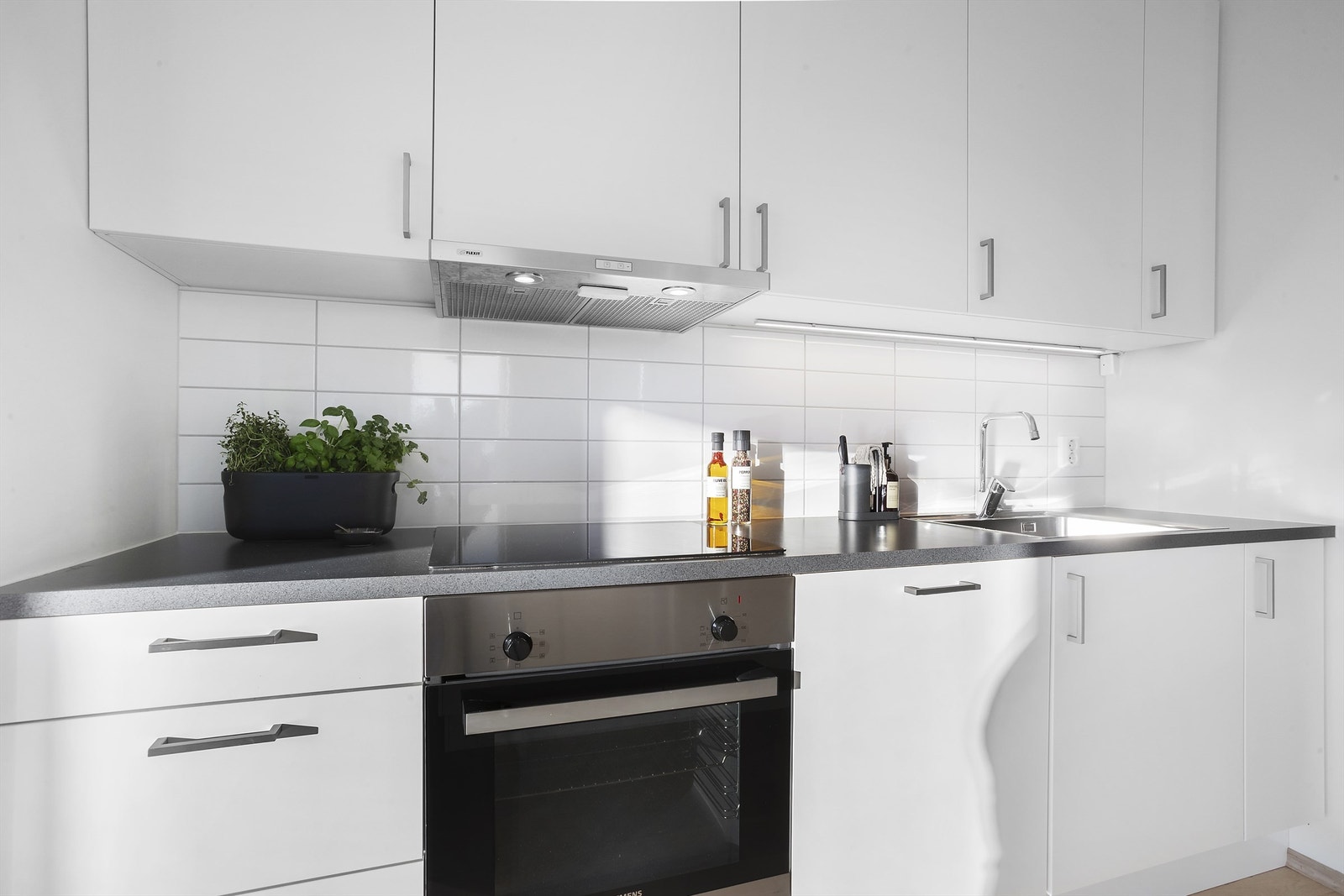 Kjøkkenet har benkeplate av laminat og integrerte hvitevarer. Galleribilde