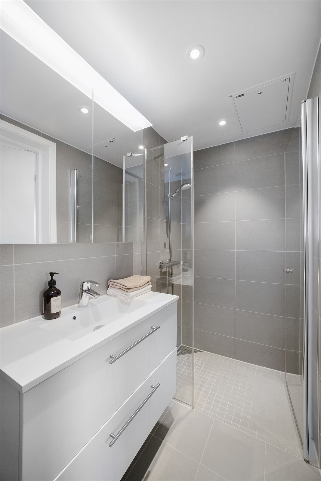 Rmslig dusjnisje med etablert fallforhold og mosaikkfliser på gulvet. Galleribilde