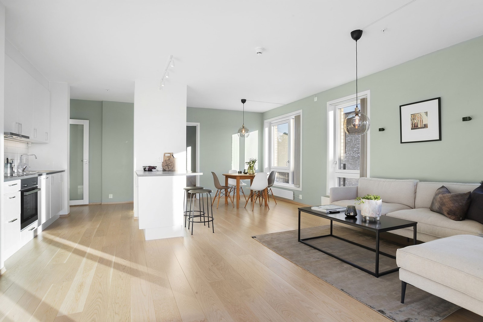 Åpen løsning mellom kjøkken og stue med gode møbleringsmuligheter. Galleribilde