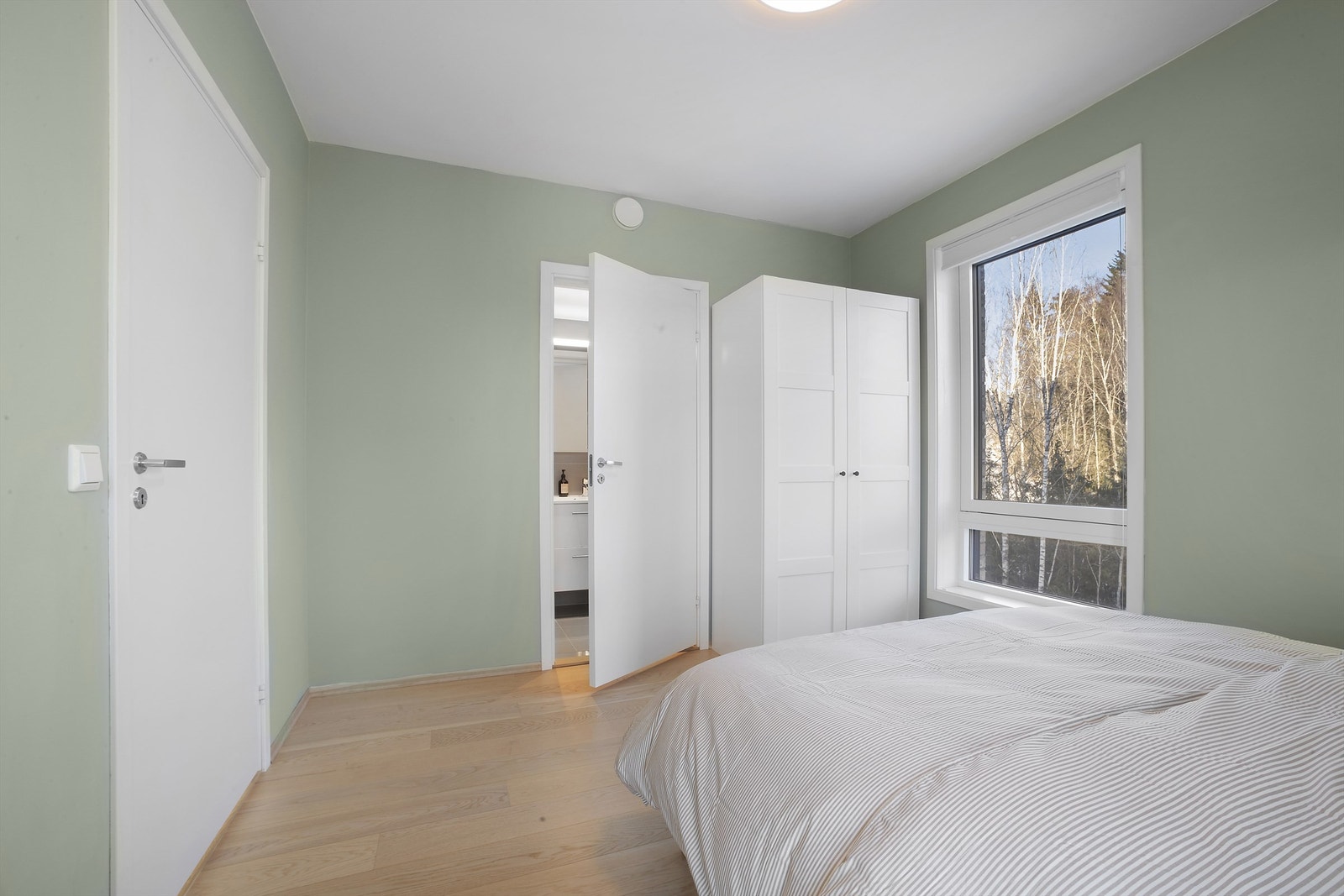 Eget bad i tilknytning til soverommet gir en komfortabel og luksuriøs hotellfølelse. Galleribilde