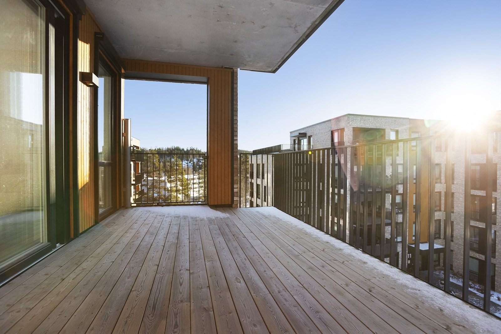 Sydvestvendt veranda på ca. 14 kvm med utvendige screens for solskjerming. Galleribilde