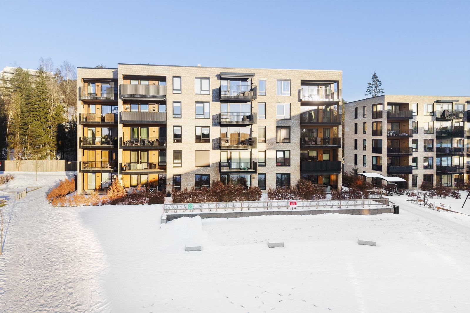 Moderne fasade med teglsteinsforblending i kombinasjon med stående trekledning. Galleribilde