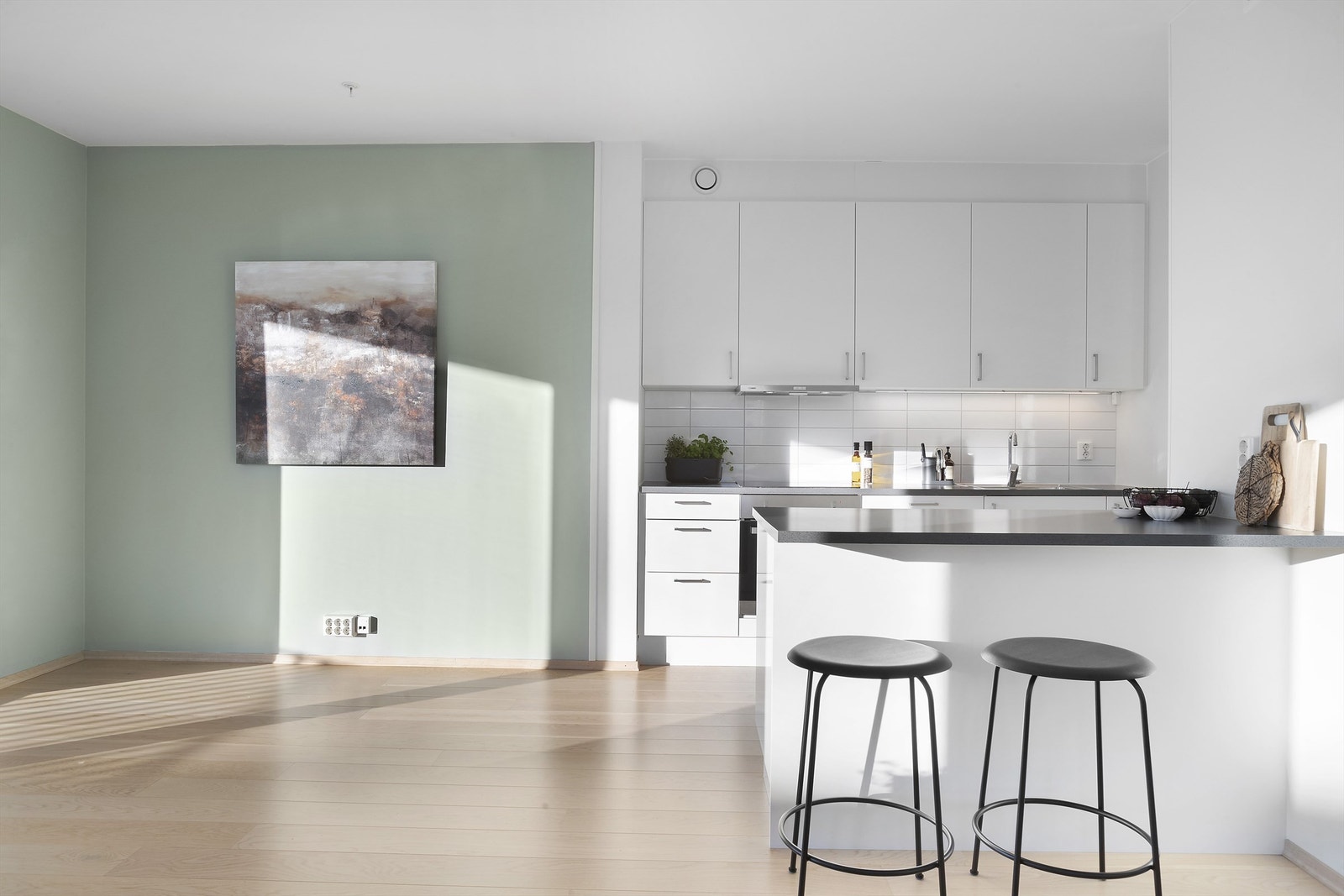 Kjøkkenøya fungerer som en utvidelse av kjøkkenet og gir ekstra benkeplass, oppbevaringsmuligheter og sitteplasser. Galleribilde