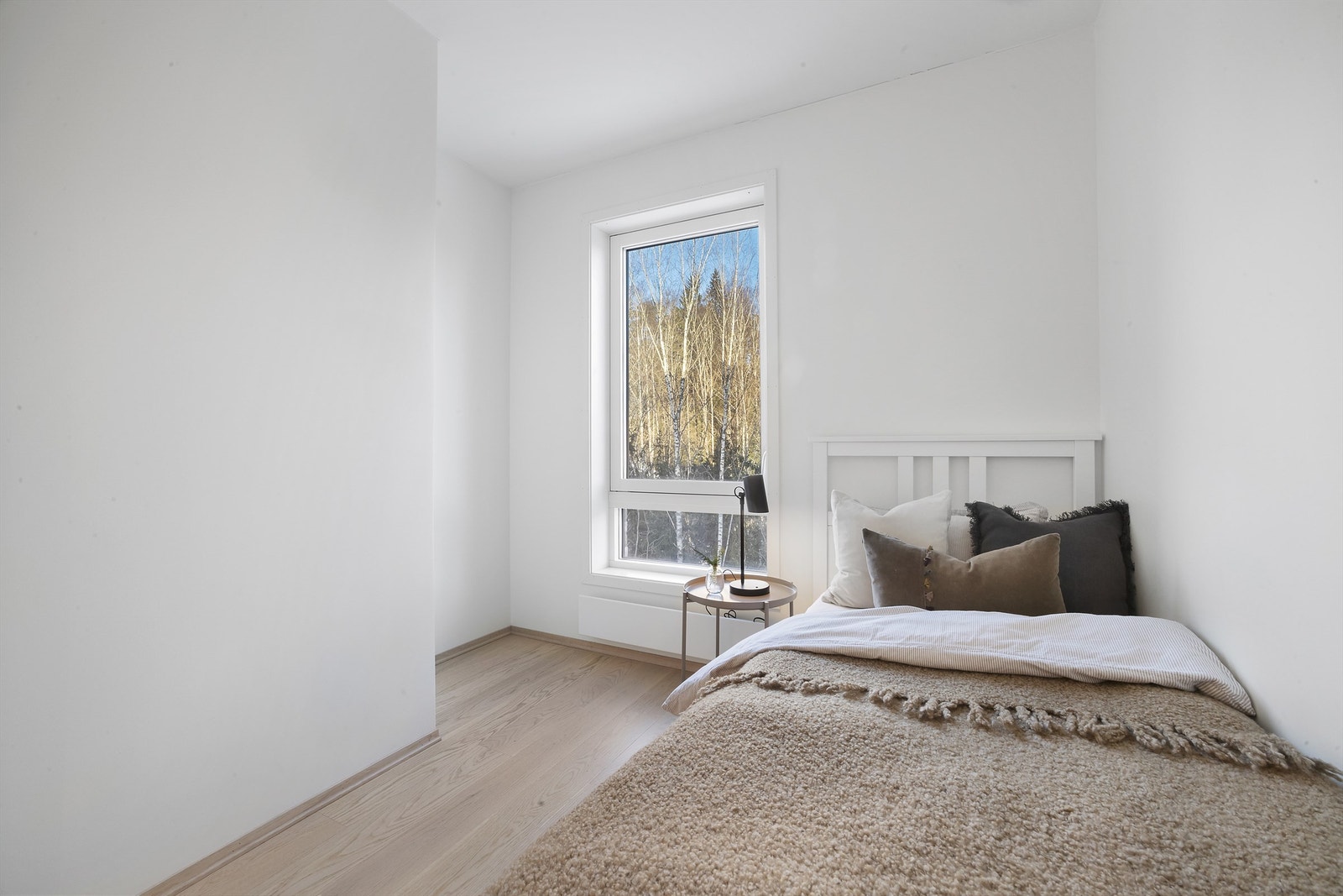 Det er tilrettelagt for garderobeløsning i utdypet vegg, tilsvarende løsningen i speilvendt rom. Galleribilde