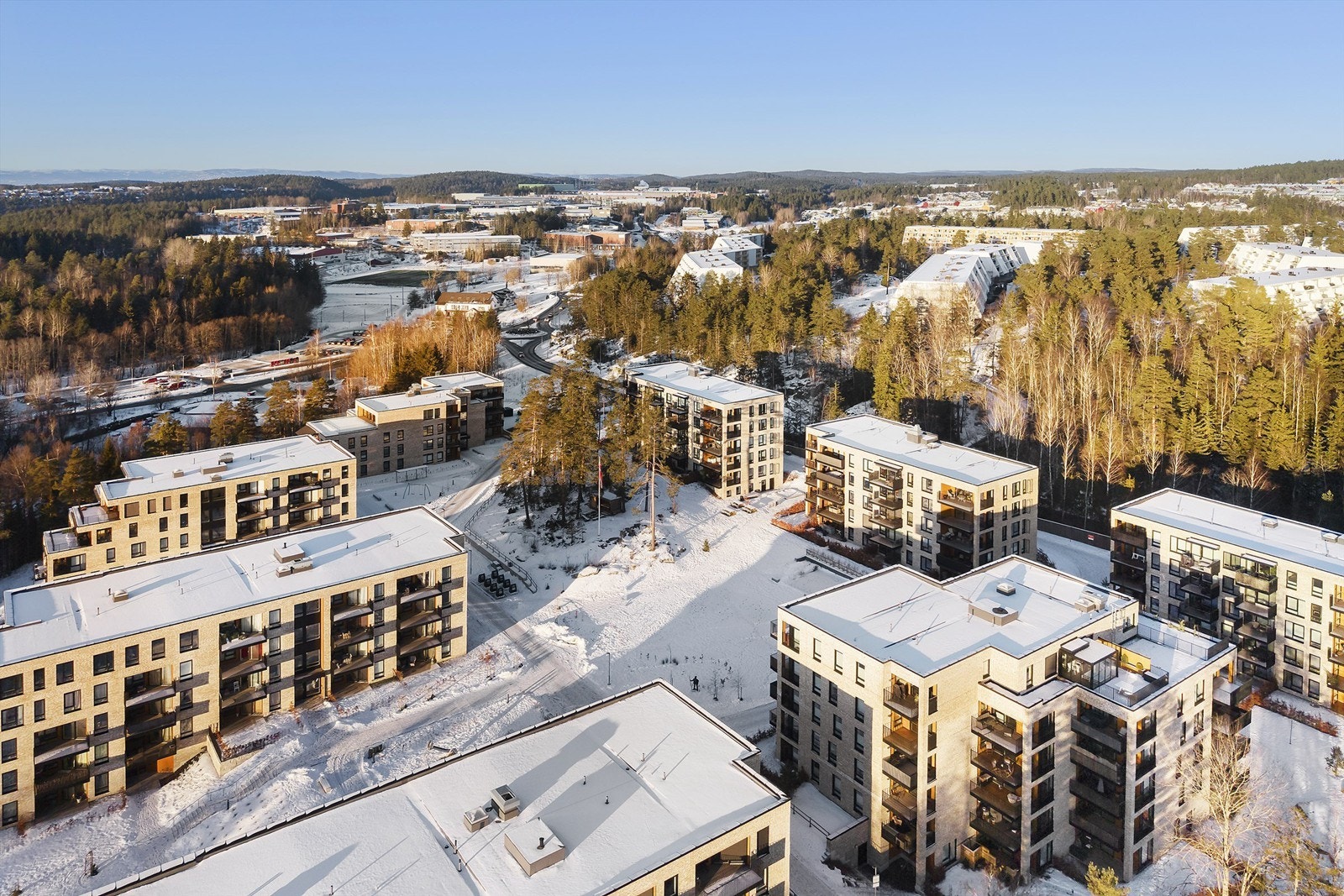 Leiligheten ligger meget sentralt på Langhus med kort vei til det meste. Galleribilde