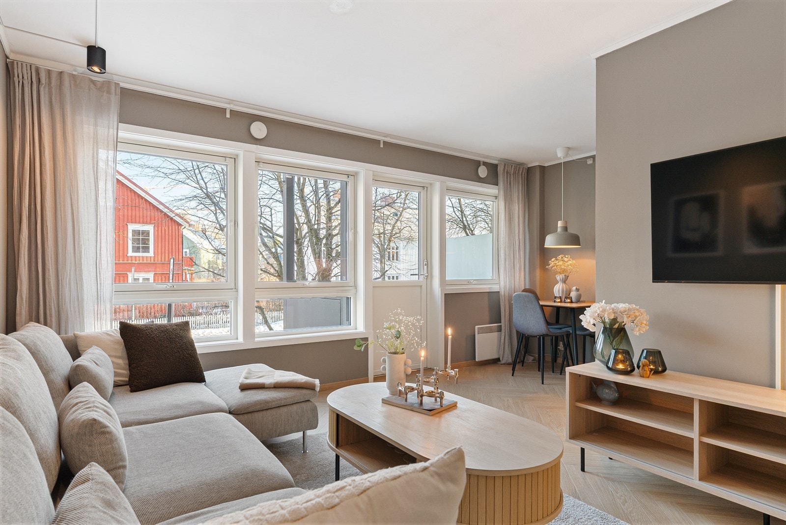 Velkommen til Klæbuveien 100 - særdeles pen og oppgradert 2-roms hjørneleilighet med ettertraktet beliggenhet rett ved NTNU og St. Olavs. Galleribilde