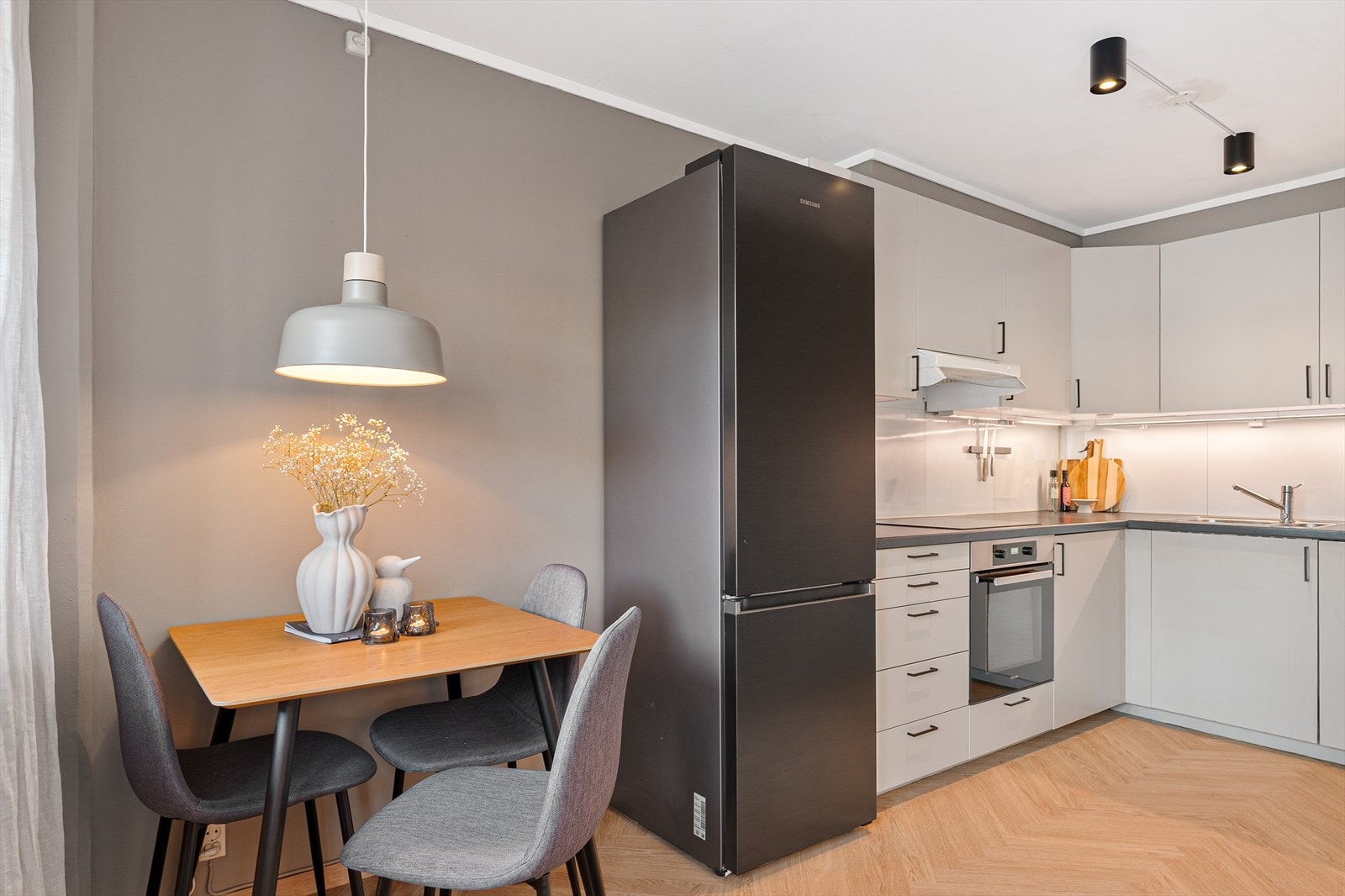 Stue- og kjøkkenløsningen er på hele 23,5 m² med god plass til både spise- og sittegruppe. Galleribilde